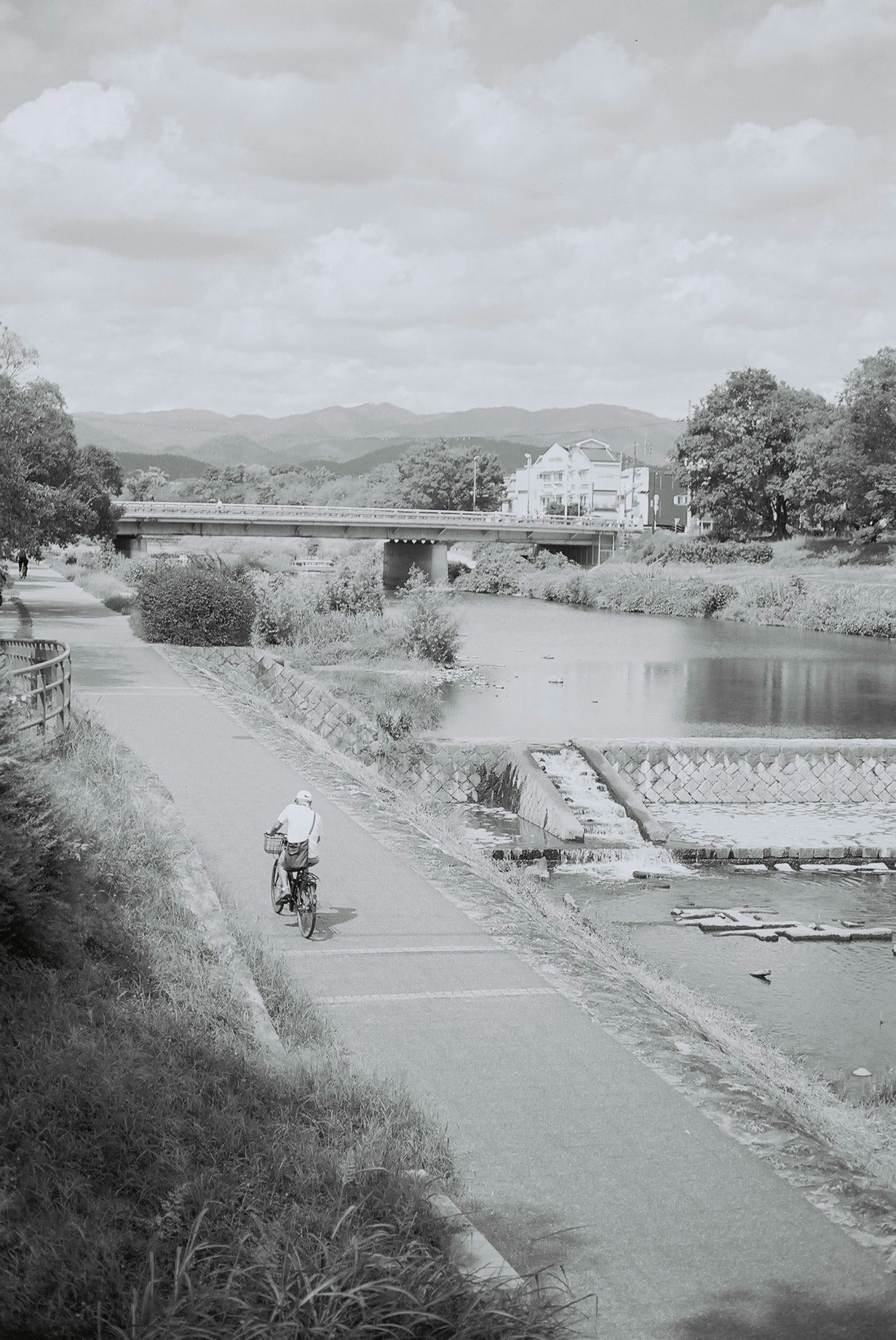 鴨川沿いの川岸と石積み、橋のある風景