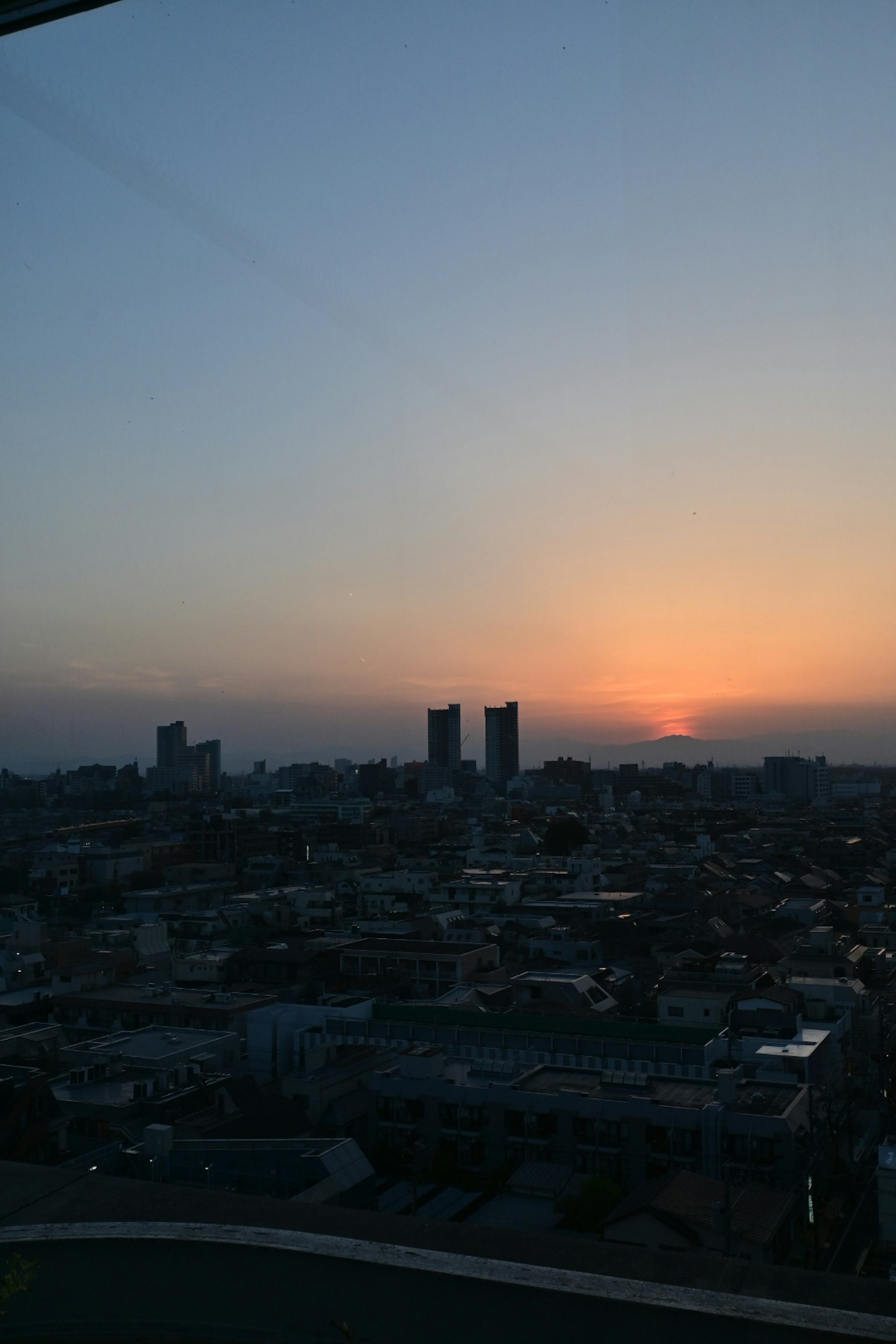 Horizon urbain au coucher de soleil avec des immeubles de grande hauteur