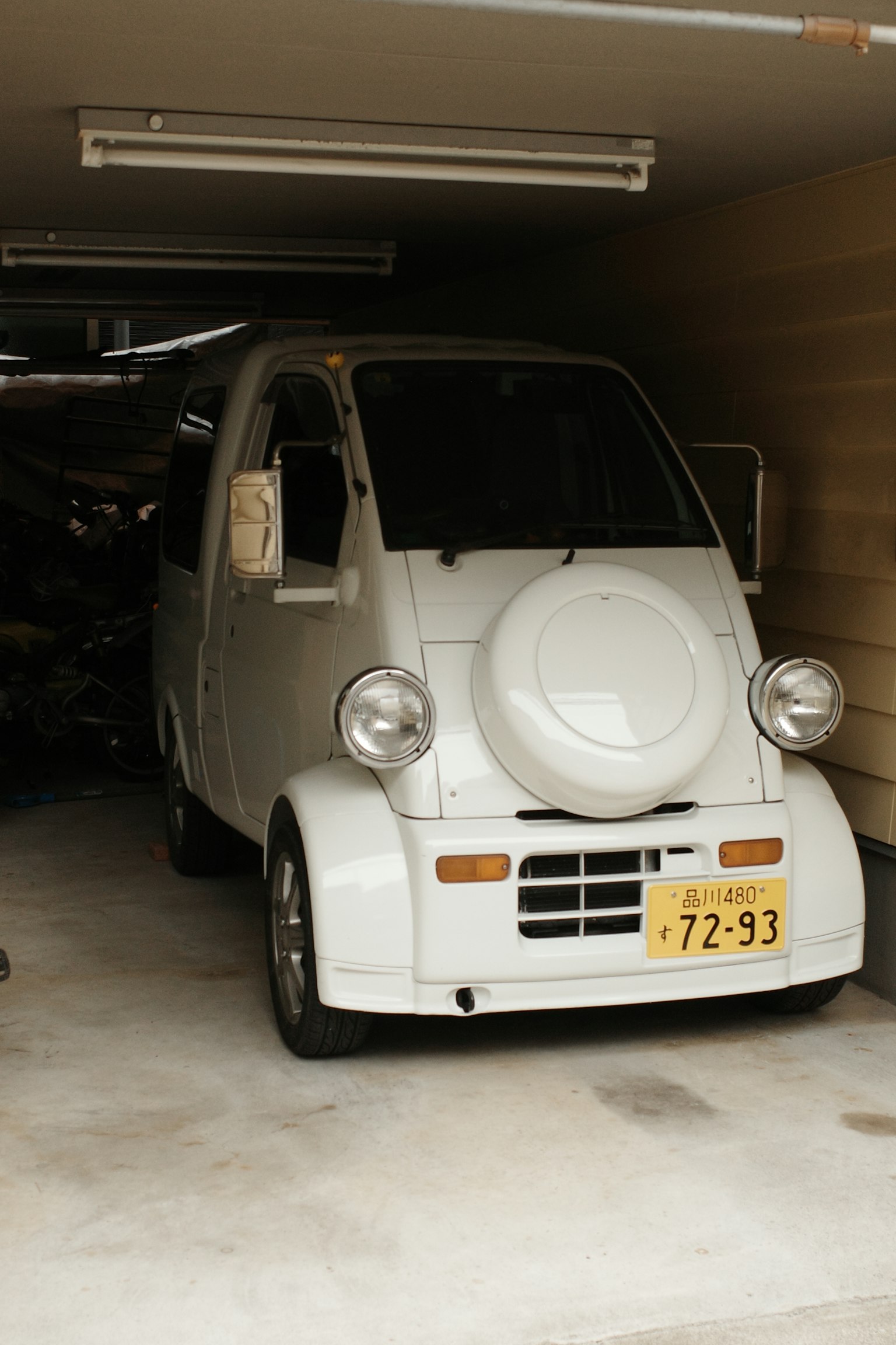 Un piccolo veicolo bianco parcheggiato in un garage
