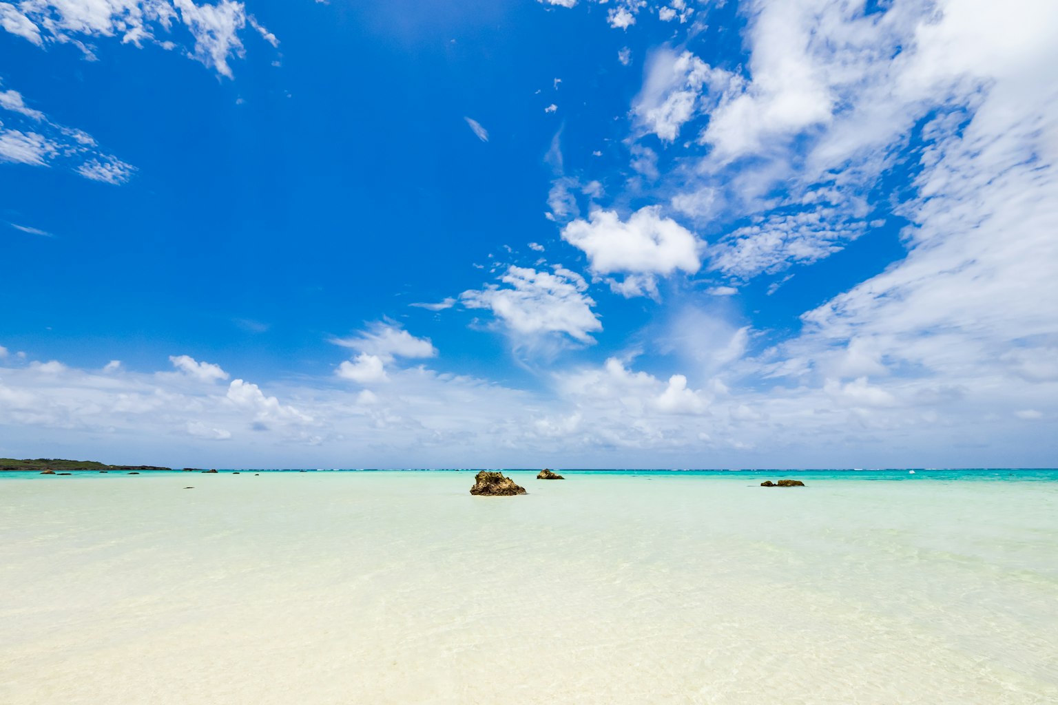 Pemandangan pantai yang indah dengan langit biru dan pasir putih