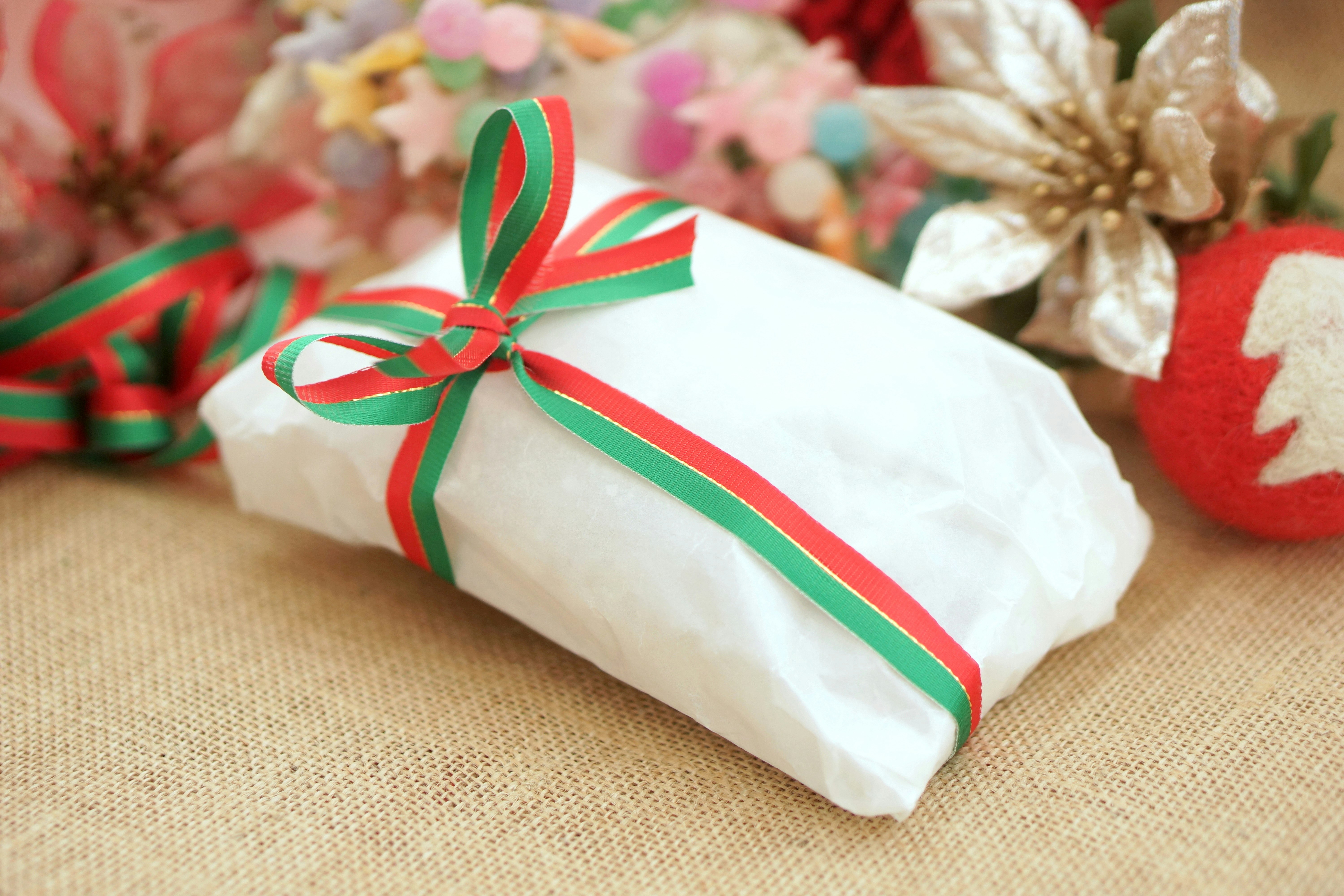 ของขวัญห่อริบบิ้นวางบนผ้ากระสอบ