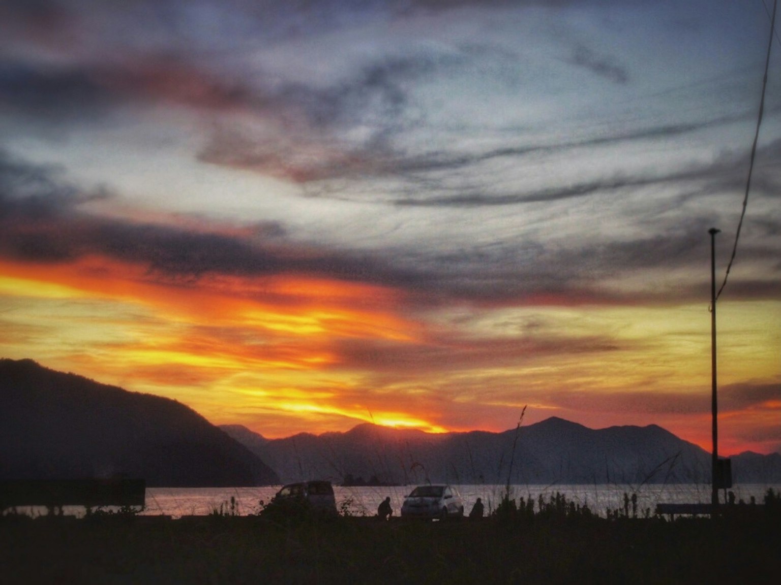 美しい夕焼けが山々と湖を照らす風景