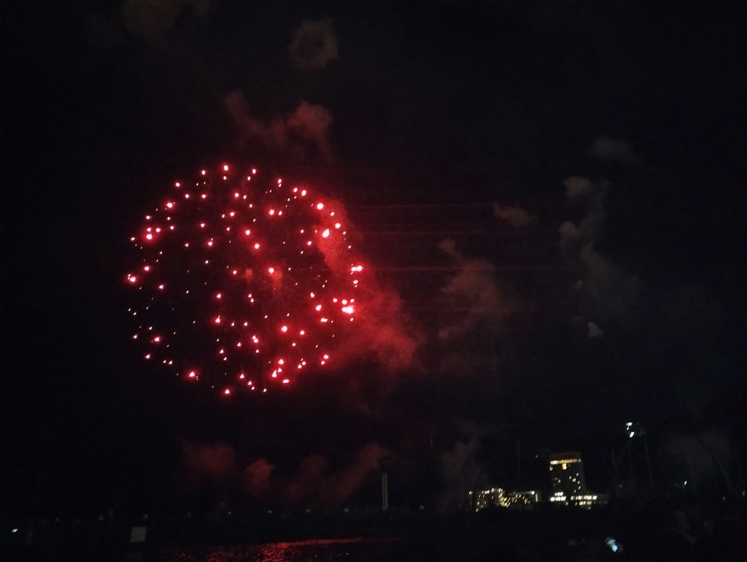 夜空中绽放的明亮红色烟花