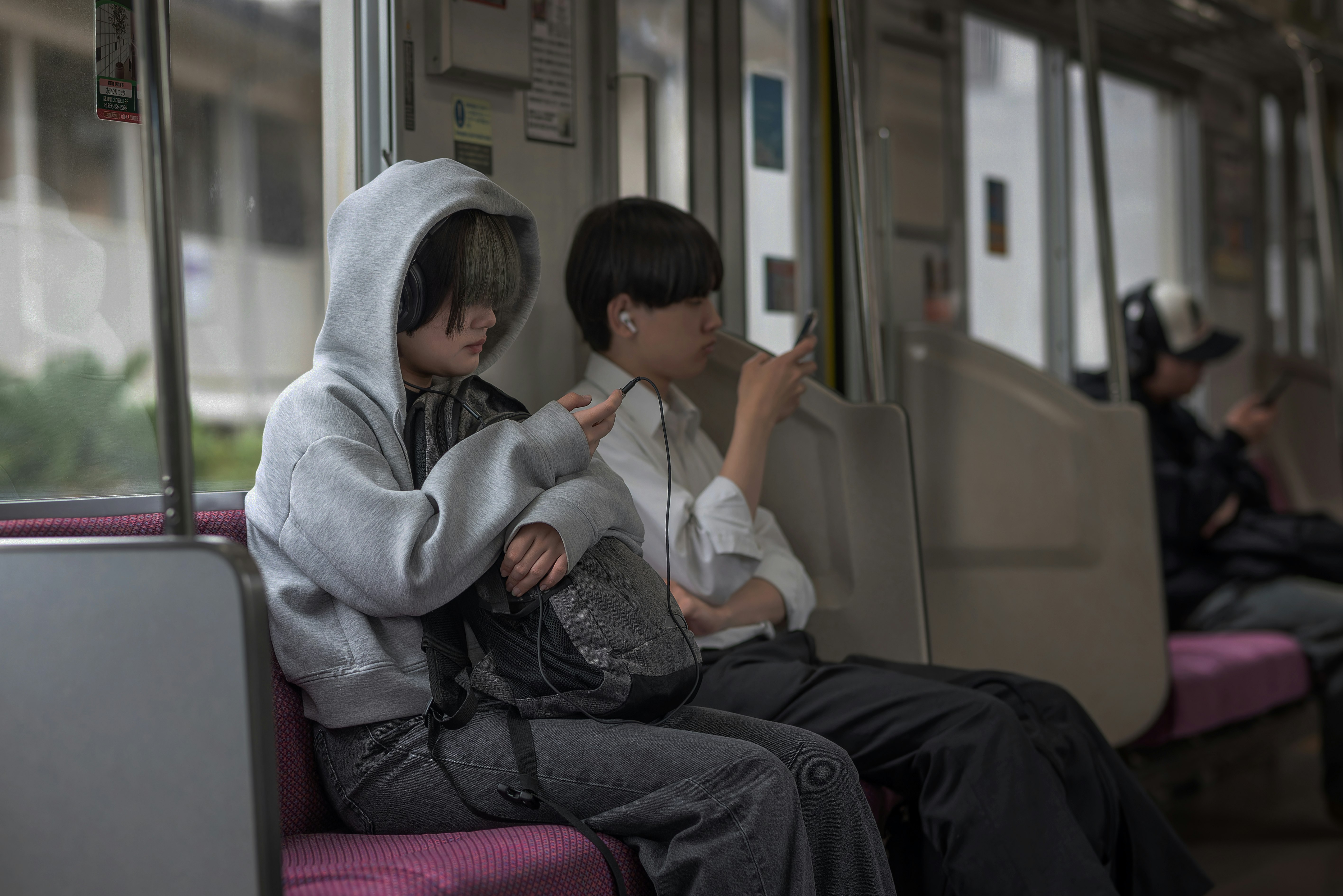 電車内で寄り添う親子の会話シーン