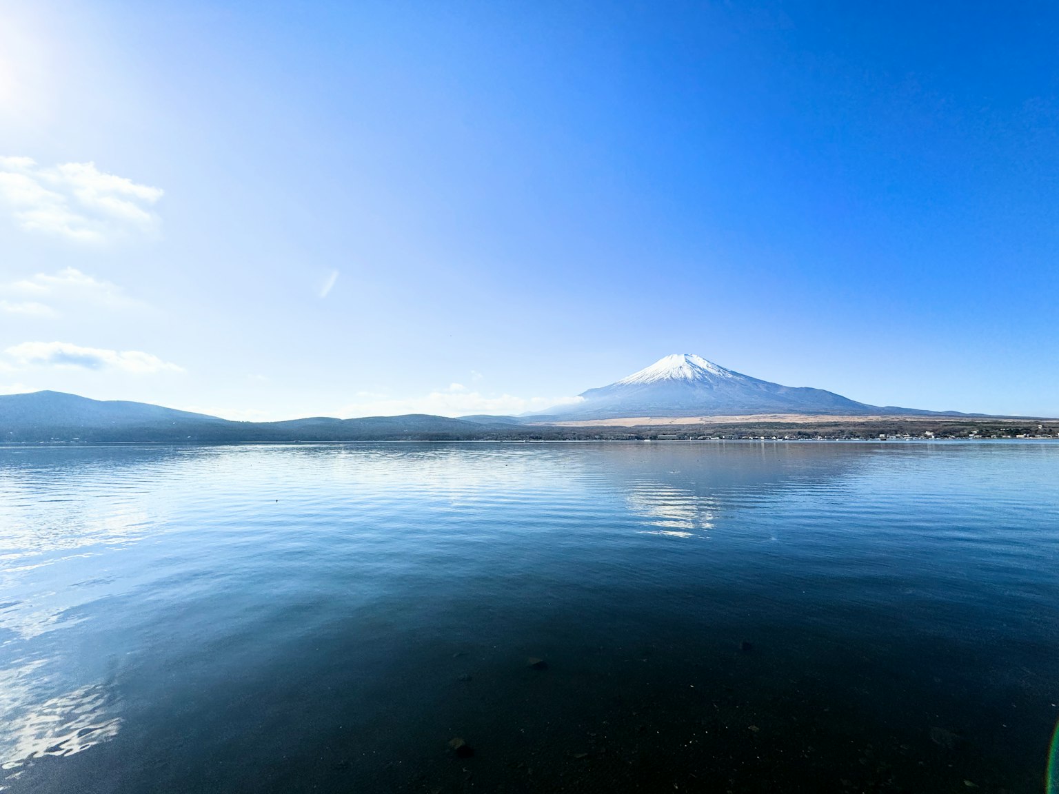 富士山在平靜湖面下清澈藍天下的美麗景色