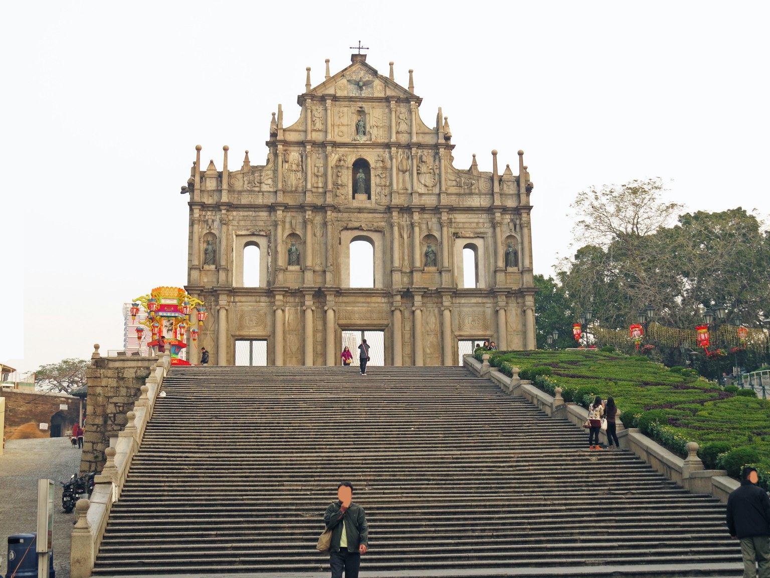 Fassade der Ruinen von St. Paul in Macau mit Treppen