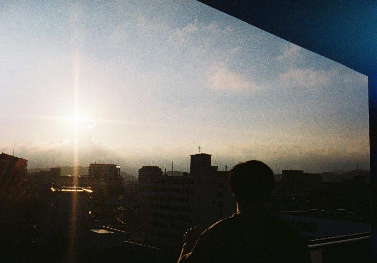 städtische Silhouette im Sonnenuntergangslicht