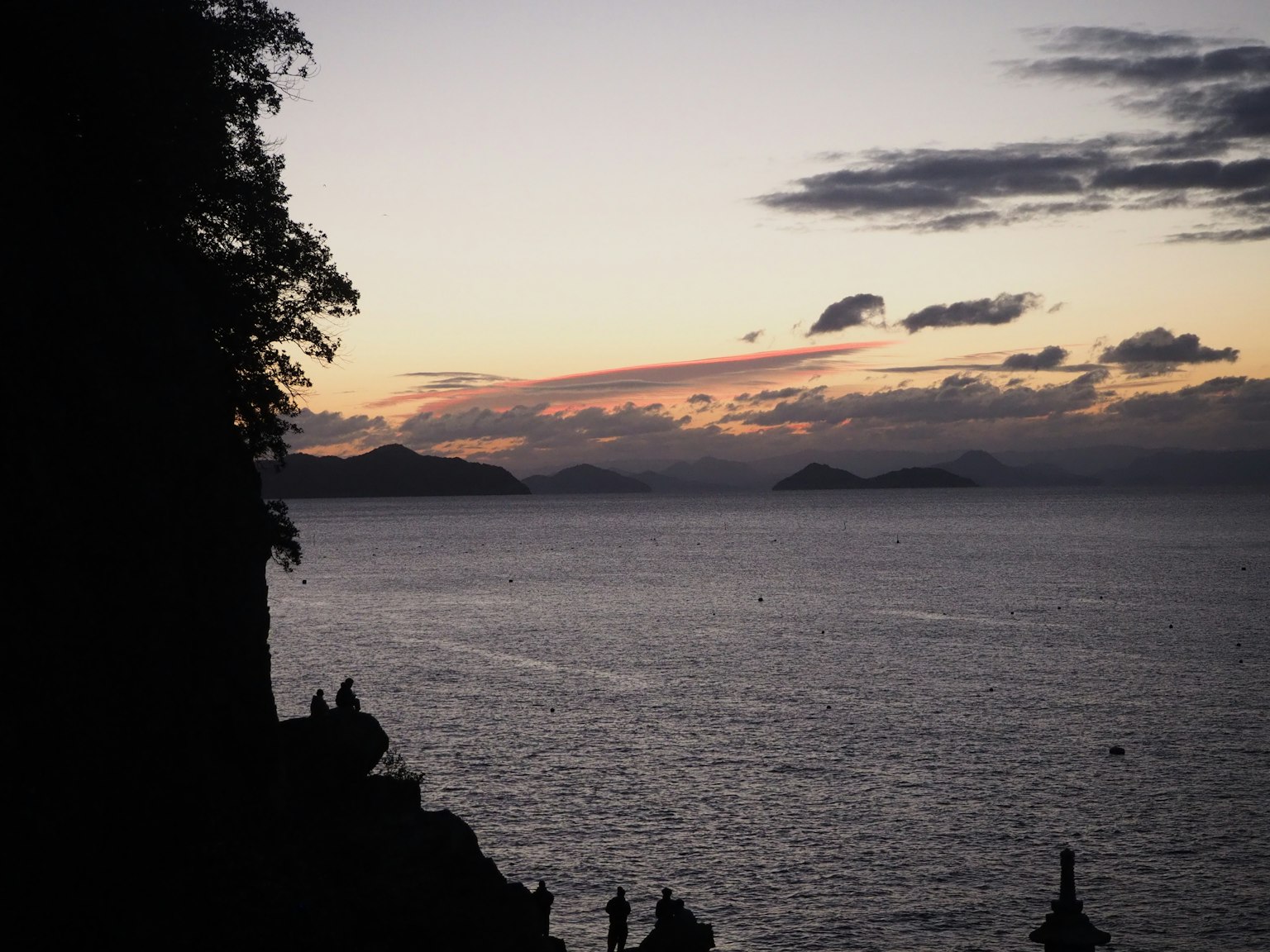 เงาของเกาะและทะเลในยามพลบค่ำ