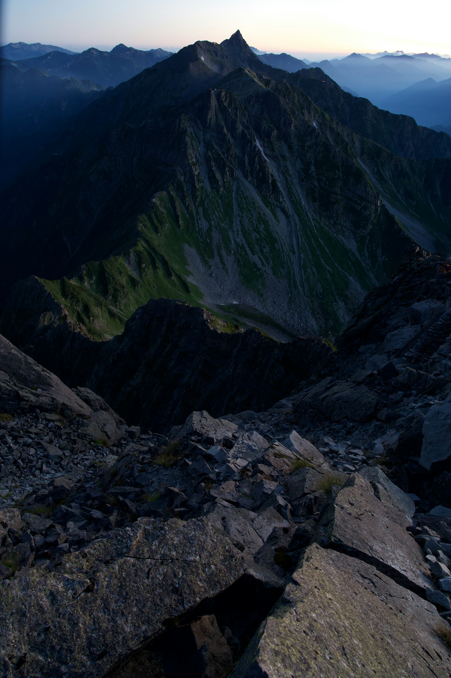 Paesaggio montano con terreno roccioso e pendii verdi