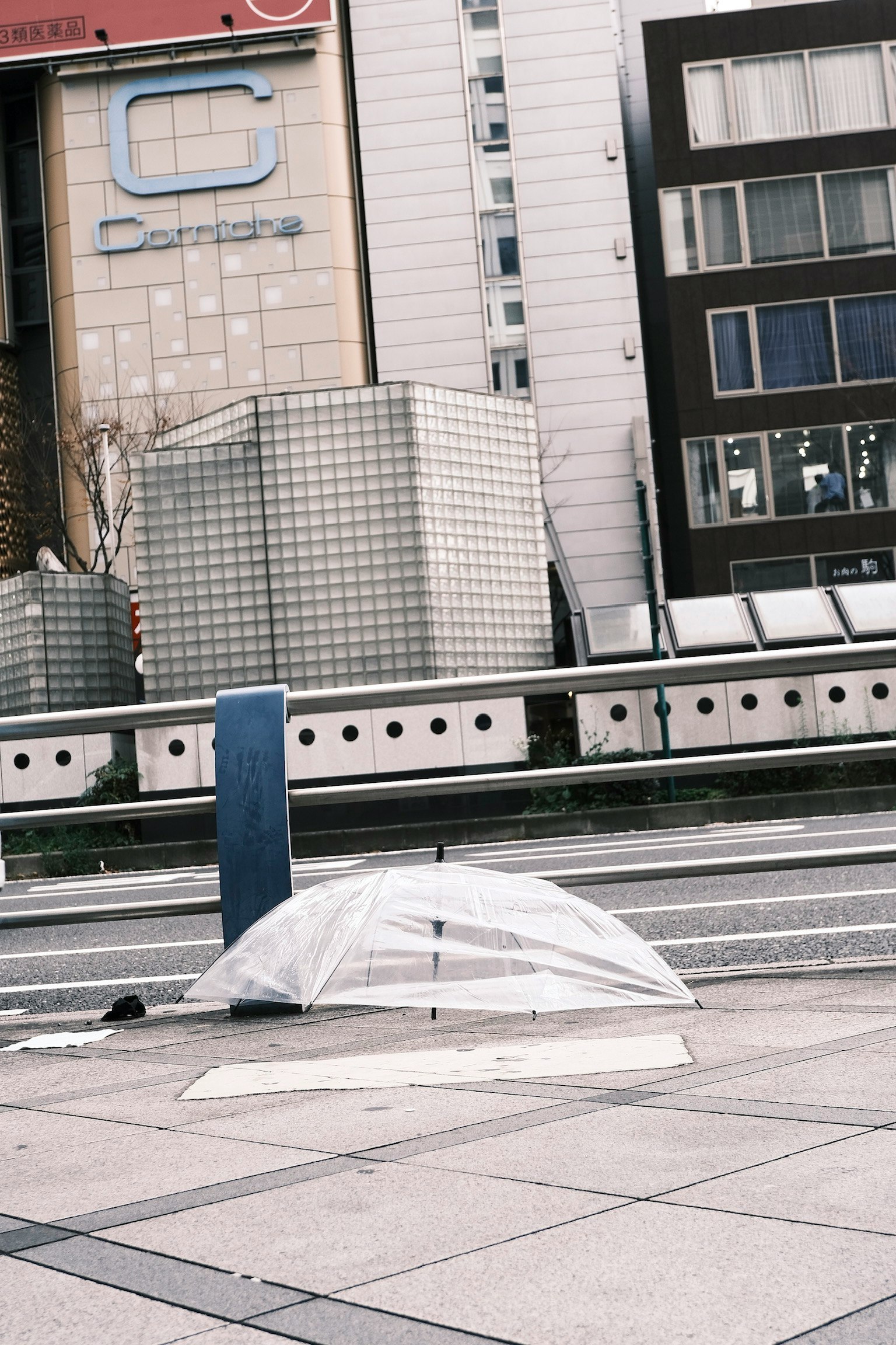 城市环境中放置的透明雨伞