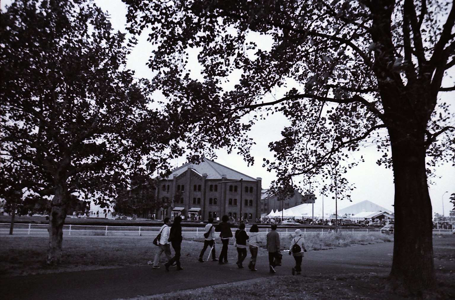 Bambini che camminano verso un edificio in un parco
