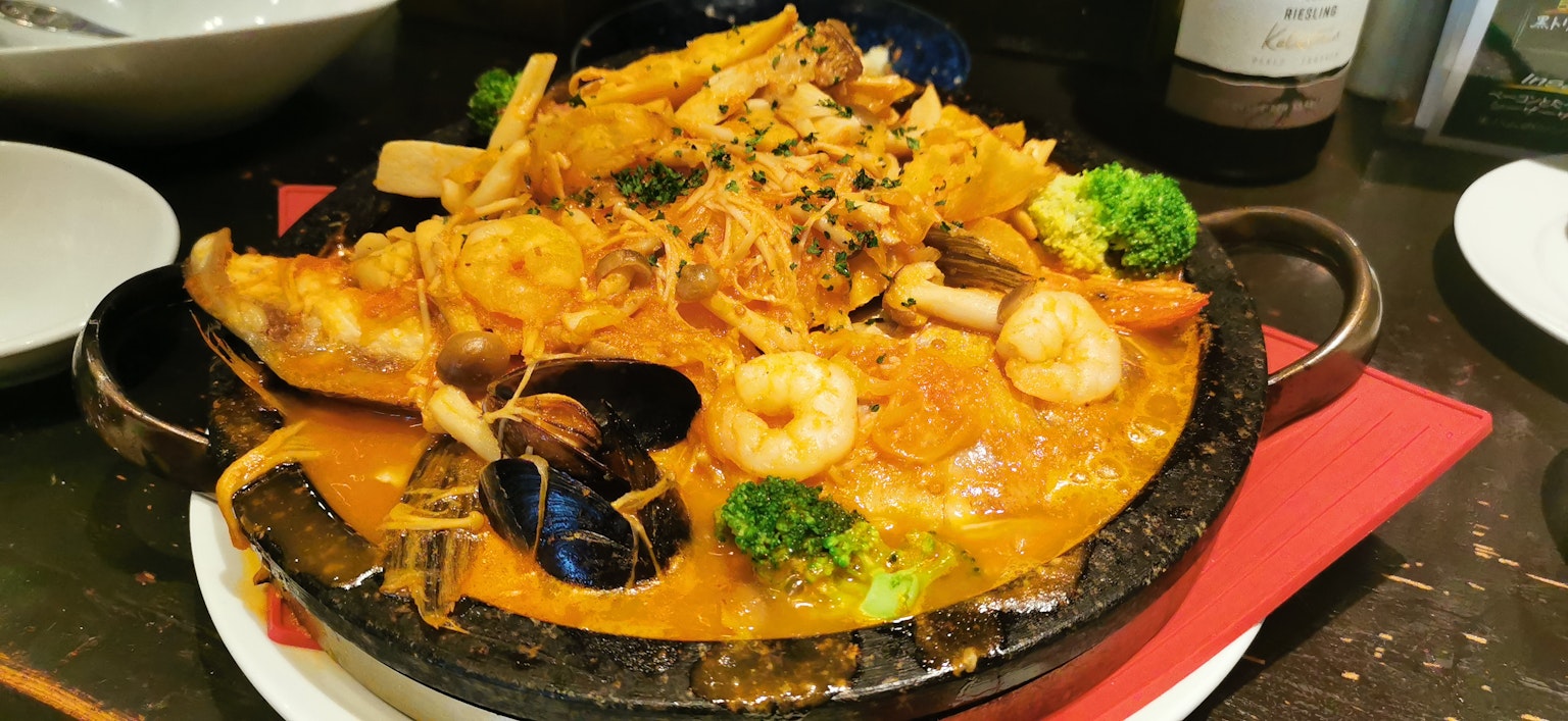 Plato de mariscos con camarones, mejillones, brócoli y una rica salsa especiada