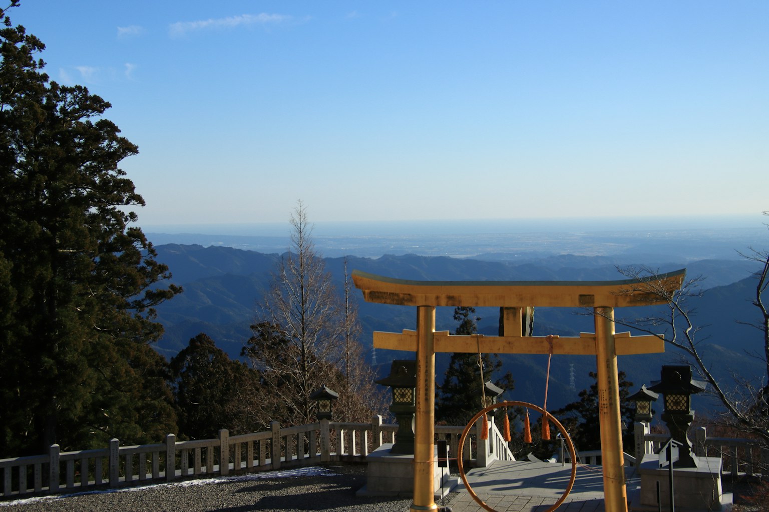 蓝天下的鸟居和山景