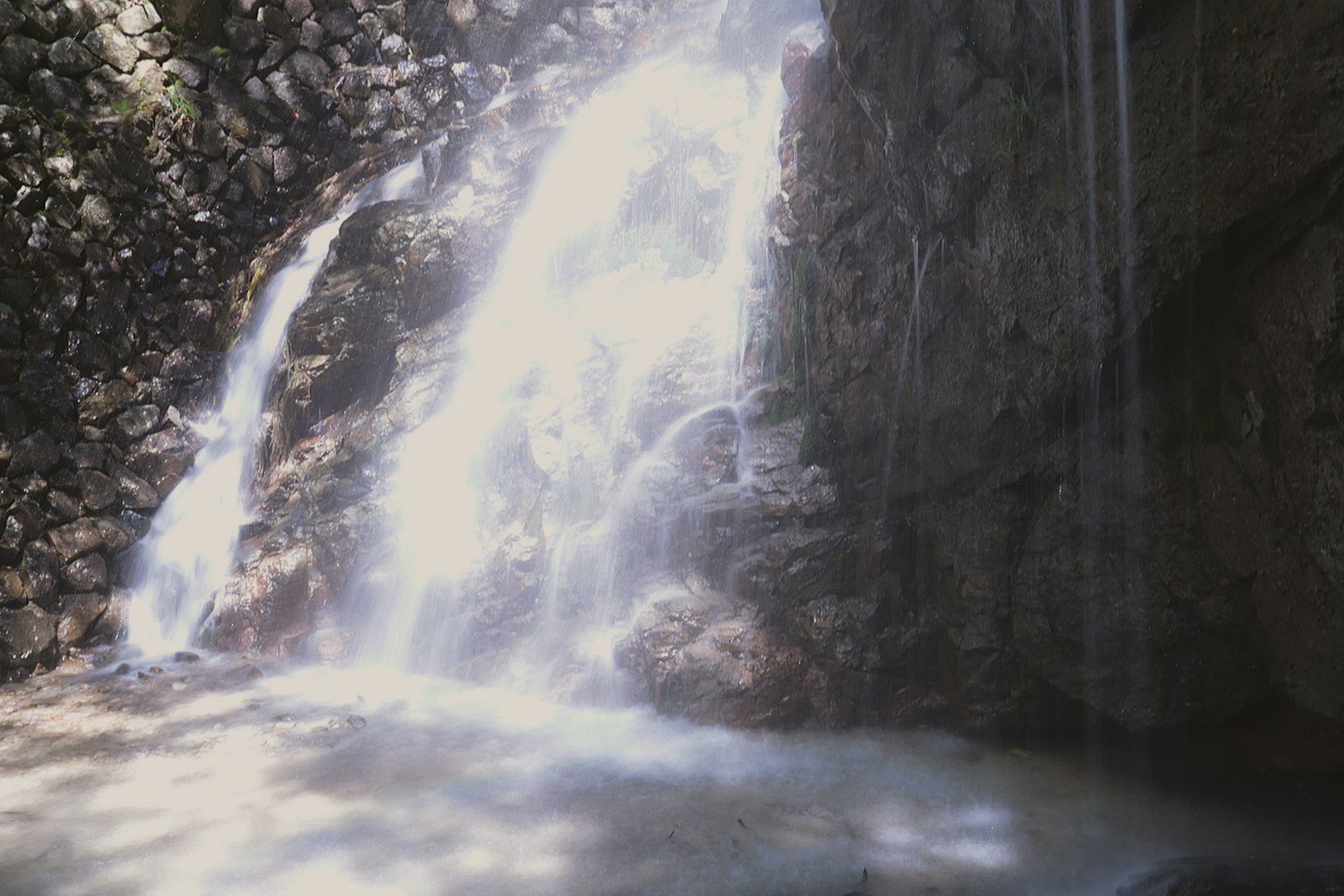 Bella vista di una cascata che scorre tra le rocce