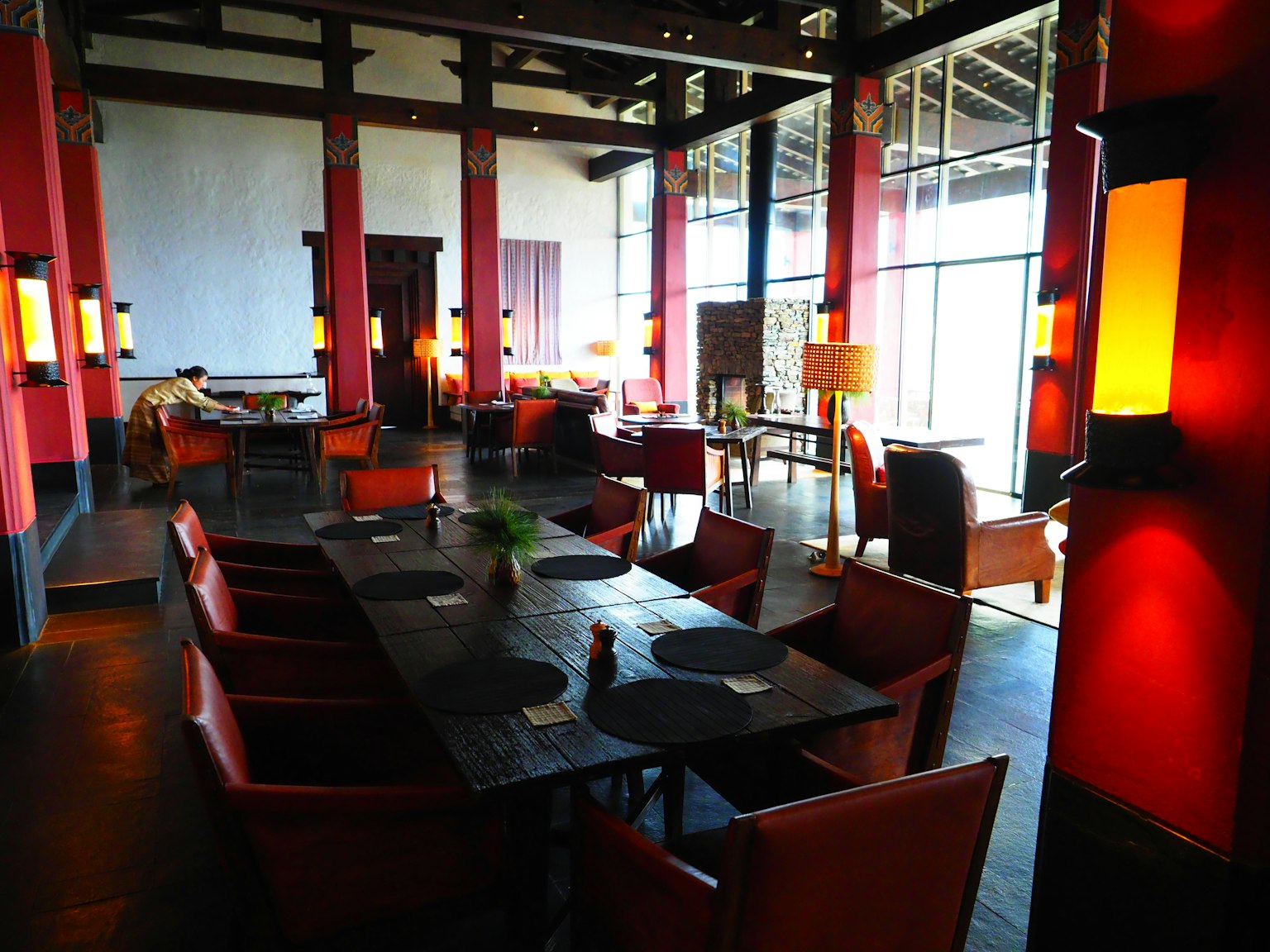 Interior de un restaurante moderno con decoración roja y negra