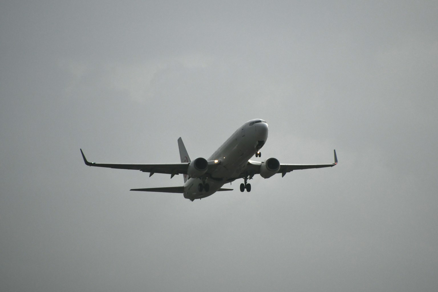 Avion volant dans un ciel nuageux