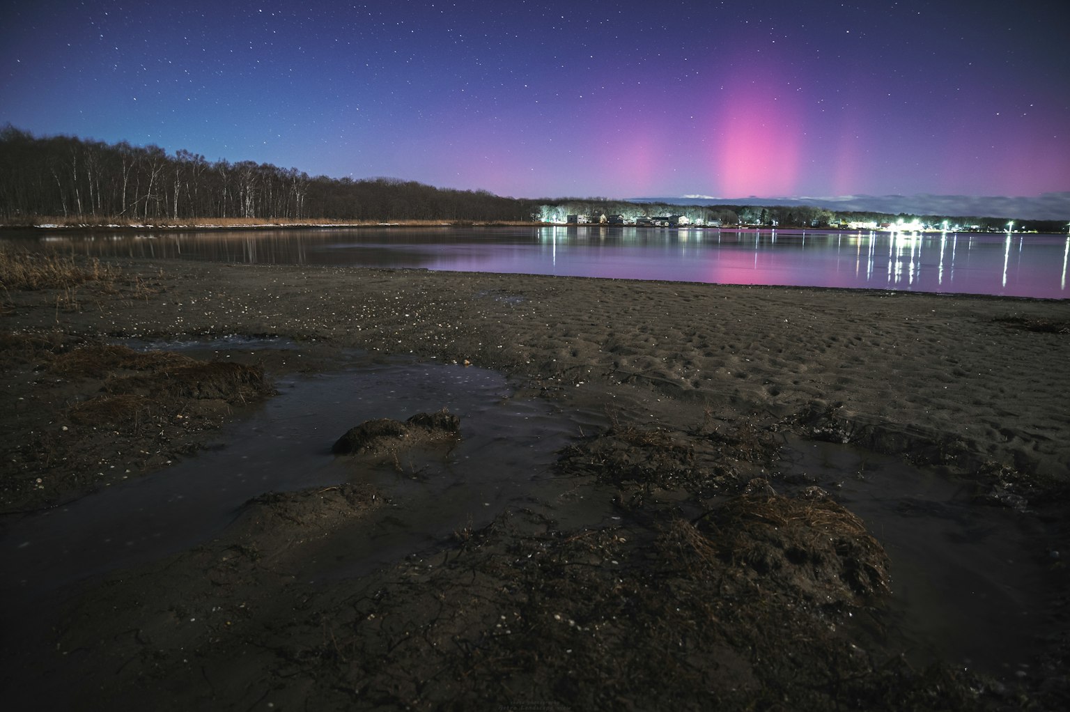 Un paysage de lac tranquille illuminé par une belle aurore