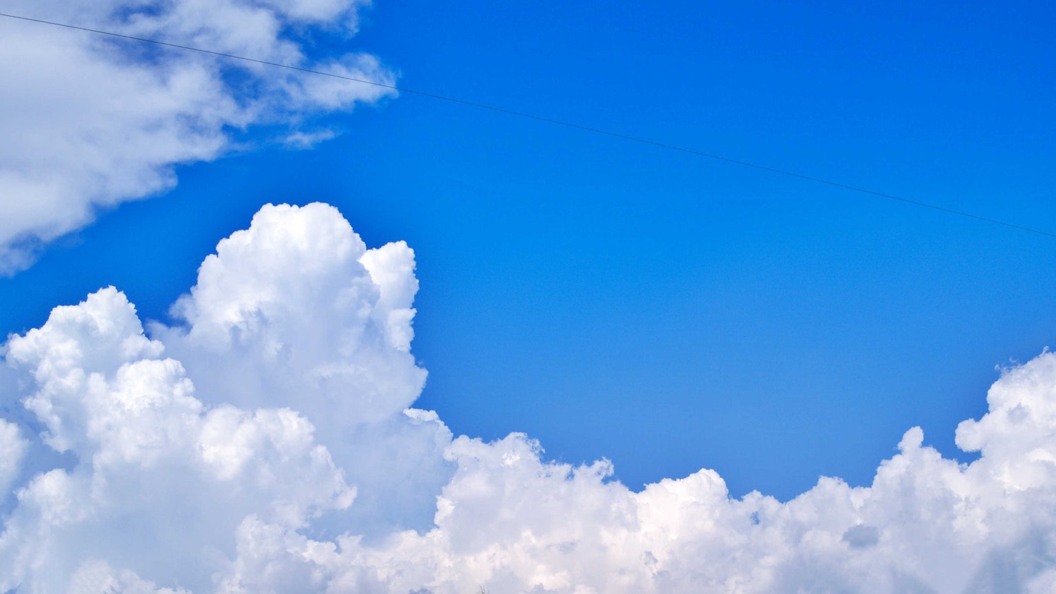 Un paisaje de nubes blancas flotando en un cielo azul