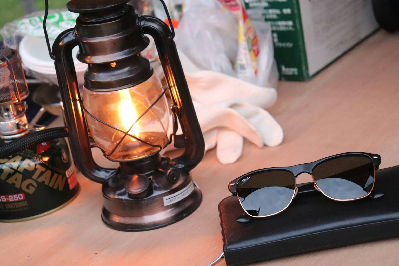 Scène avec une lanterne et des lunettes de soleil sur une table