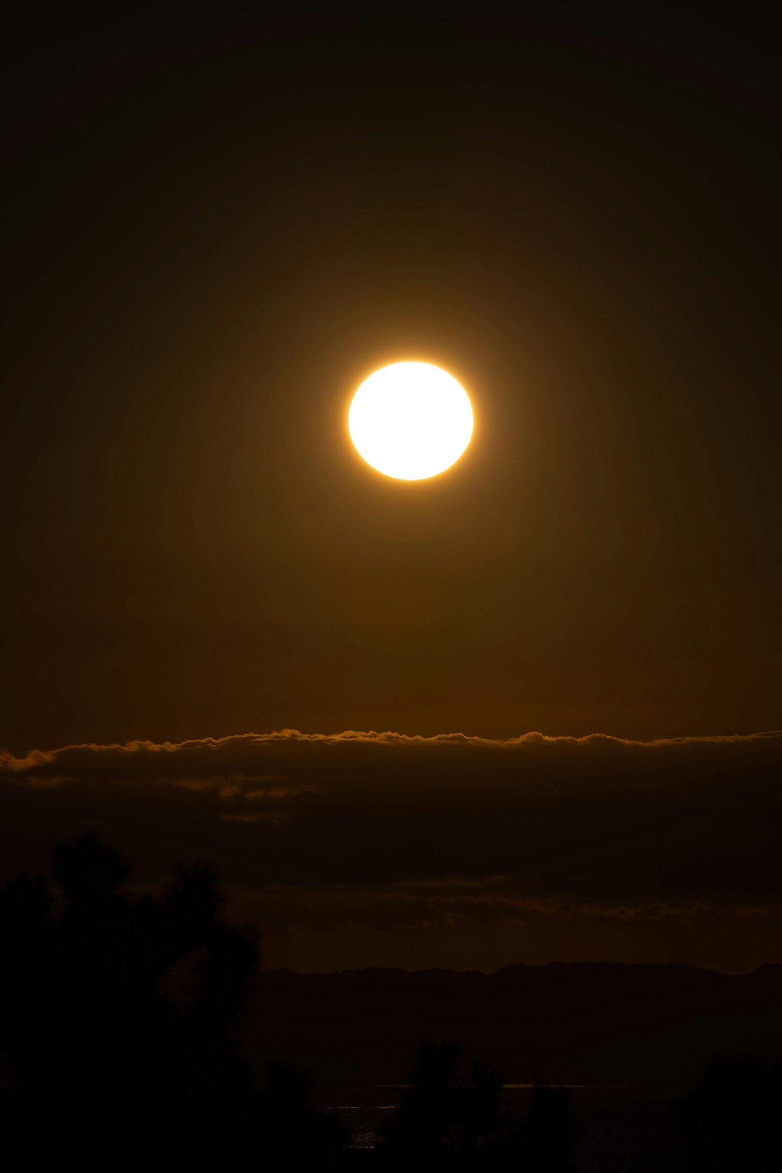 A beautiful sunset with the sun shining above the clouds