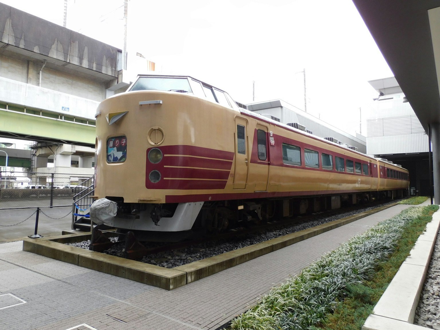 紅色和奶油色設計的日本特快列車在戶外展出