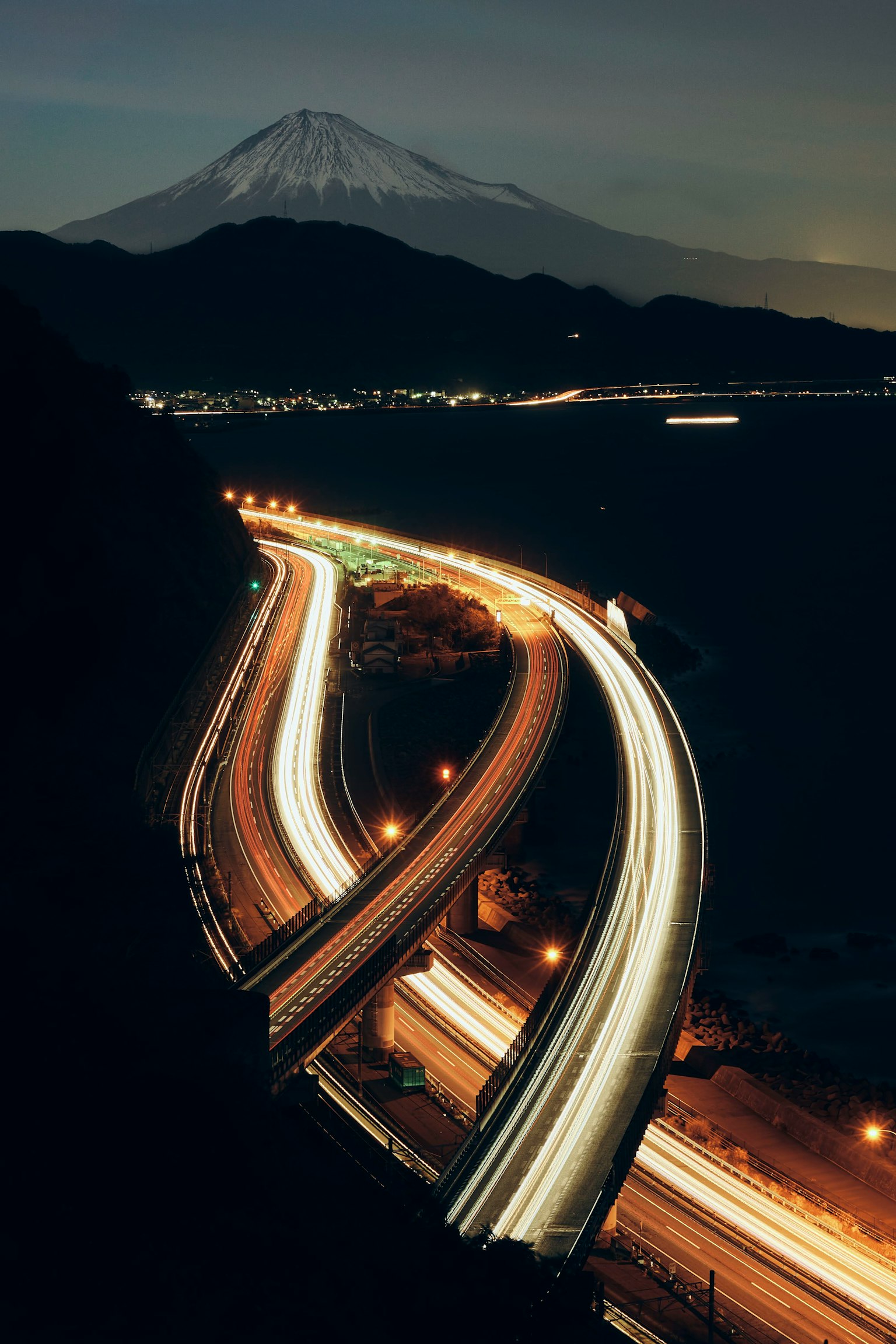 夜間彎曲的高速公路與富士山背景