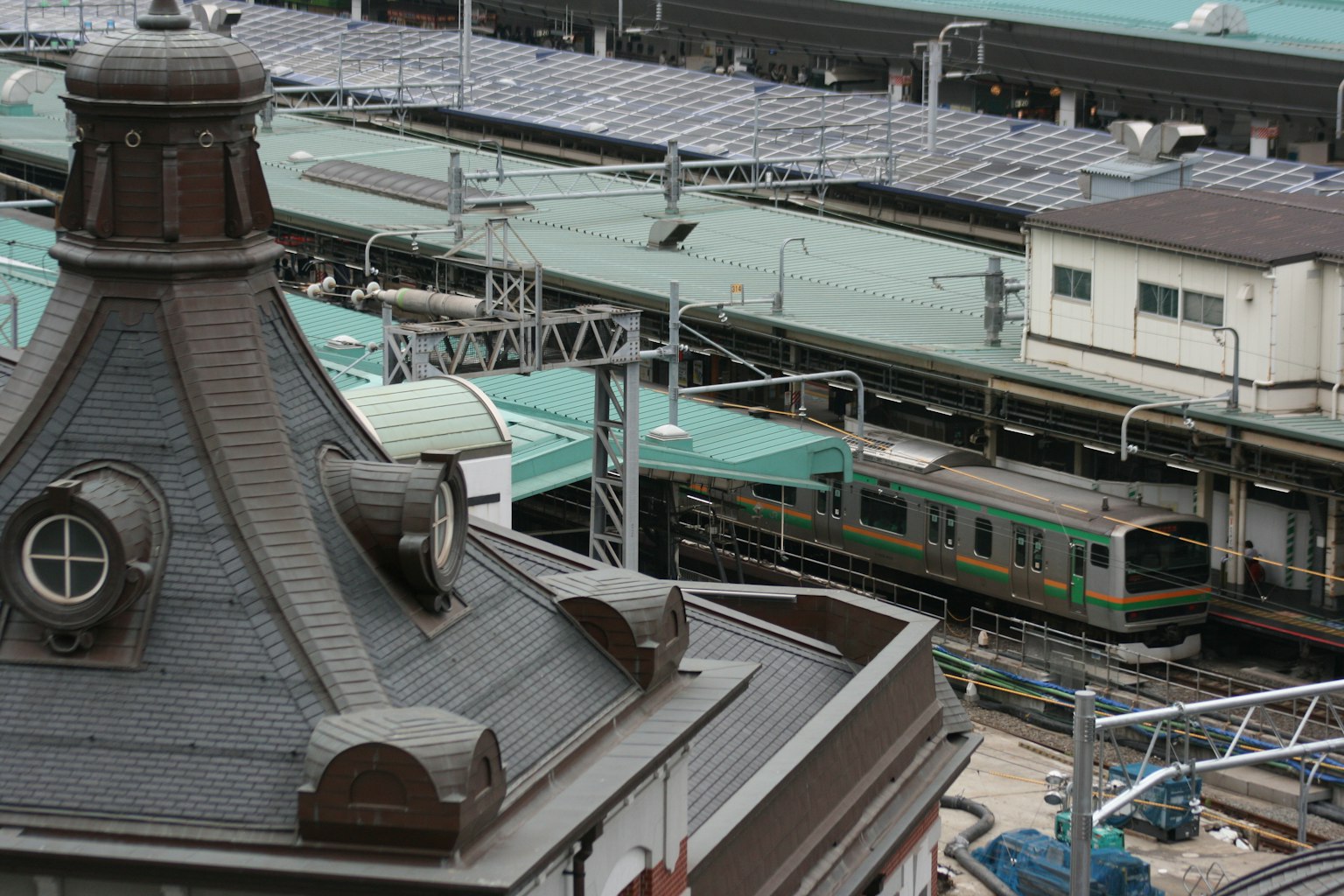 Pemandangan stasiun kereta dengan kereta dan detail atap