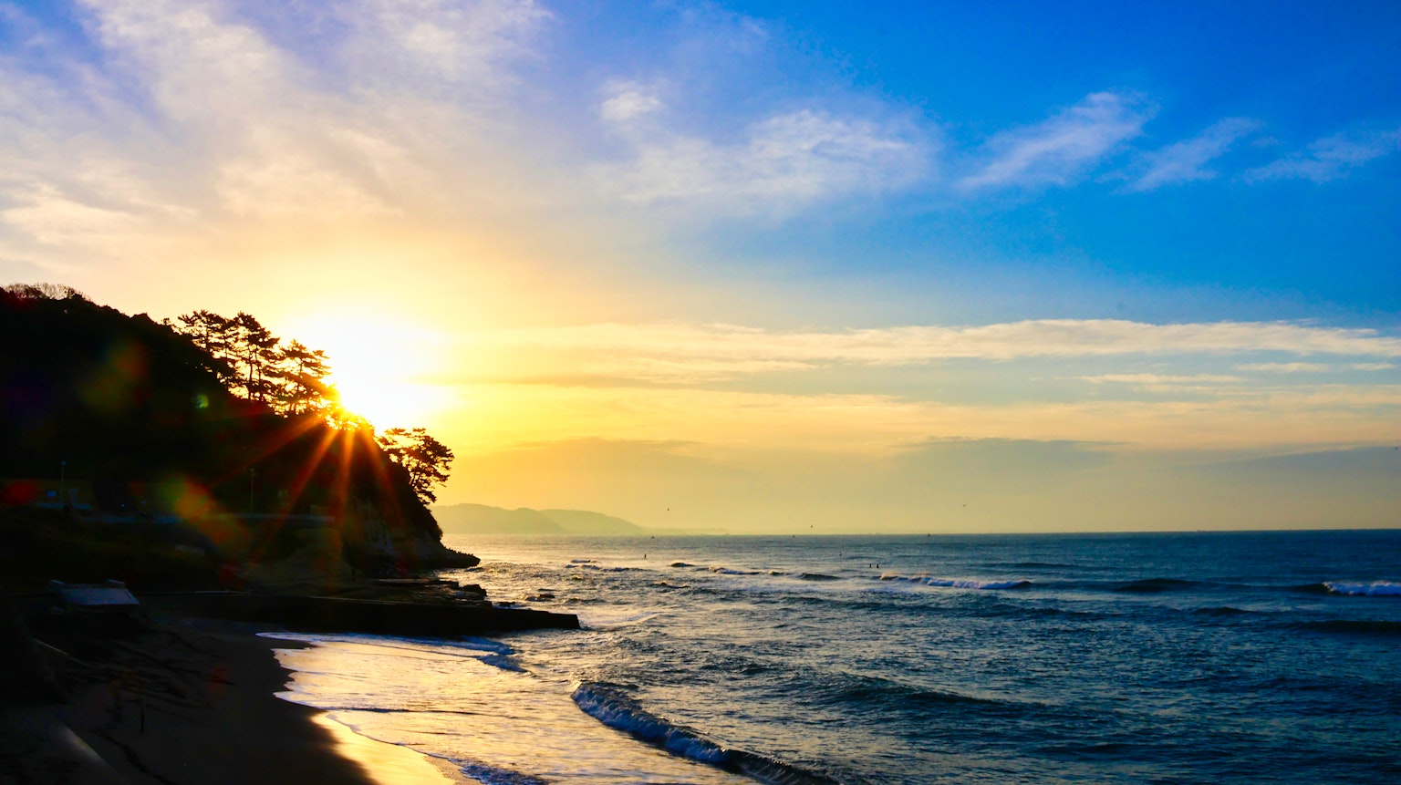 Bellissimo tramonto sull'oceano con onde
