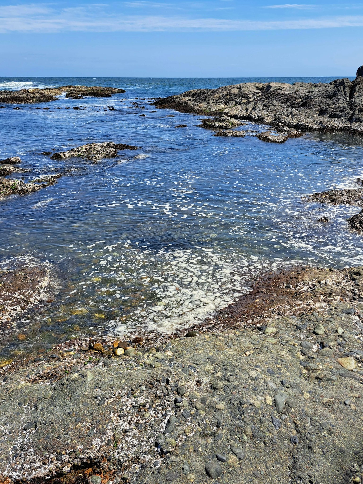 蓝色海洋和岩石海岸的风景