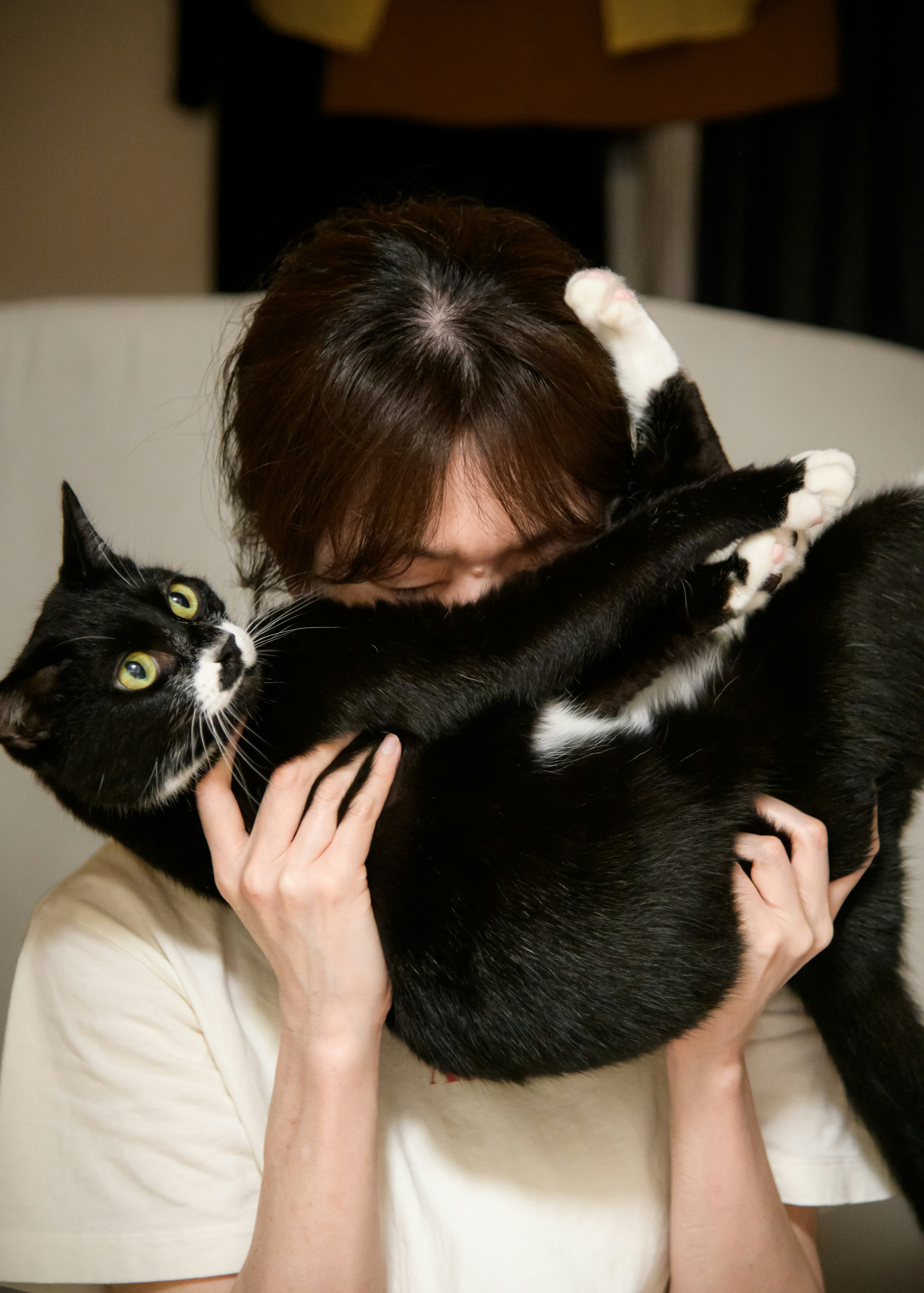 eine Mutter umarmt eine Katze in einem warmen Moment zu Hause