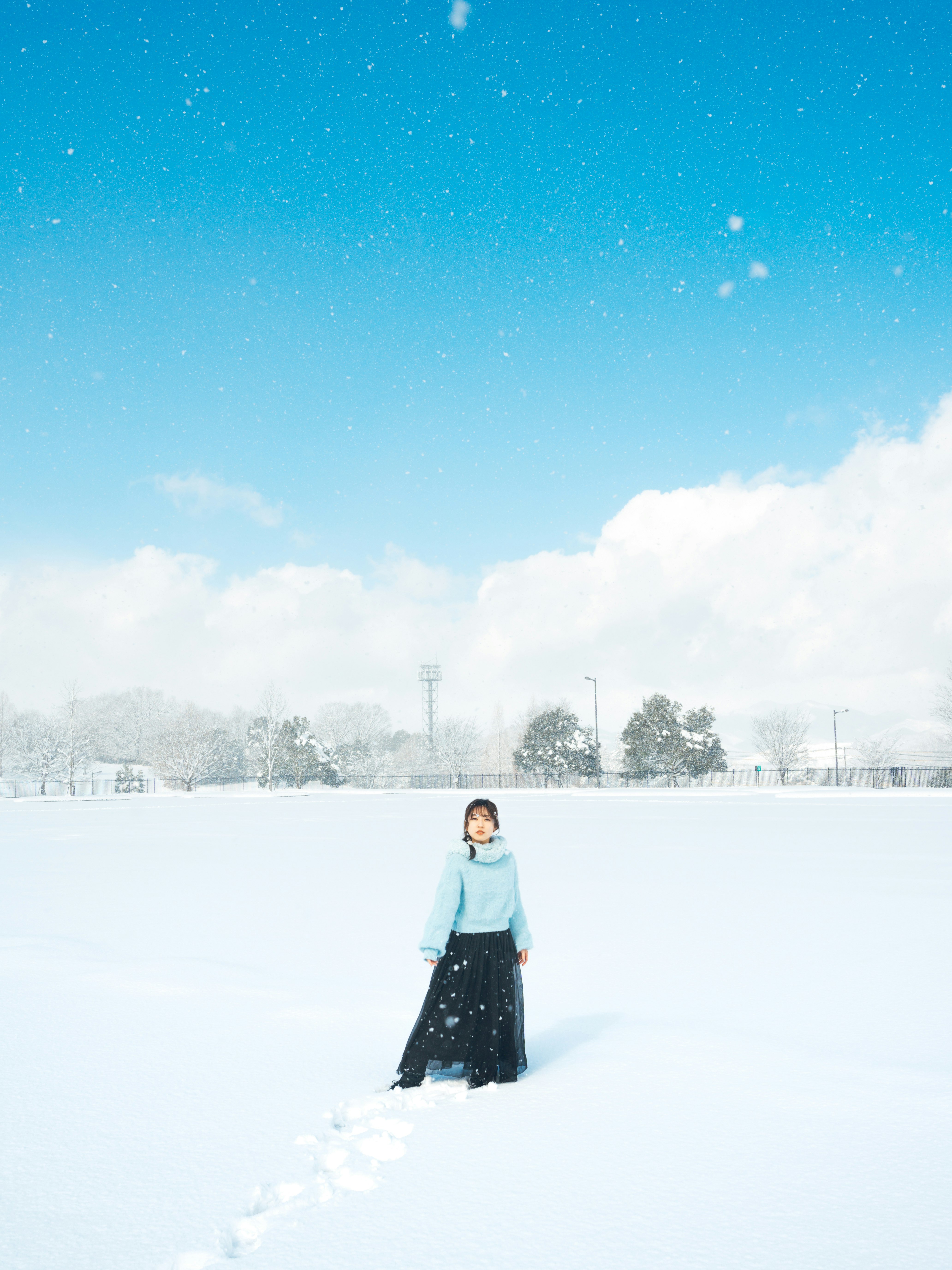 雪原で立つ子ども