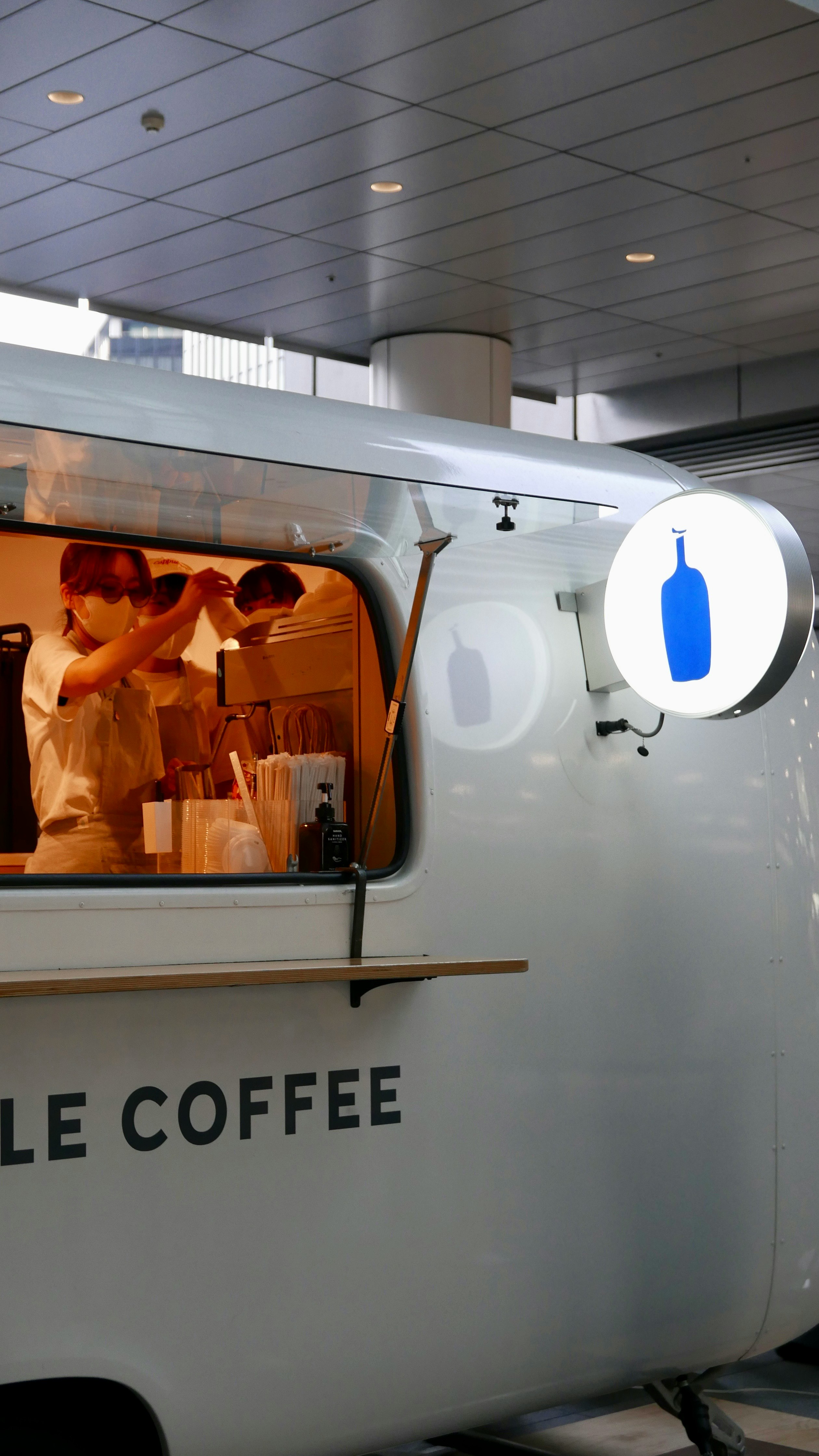 名古屋の青いボトルコーヒーの移動式カフェ内観