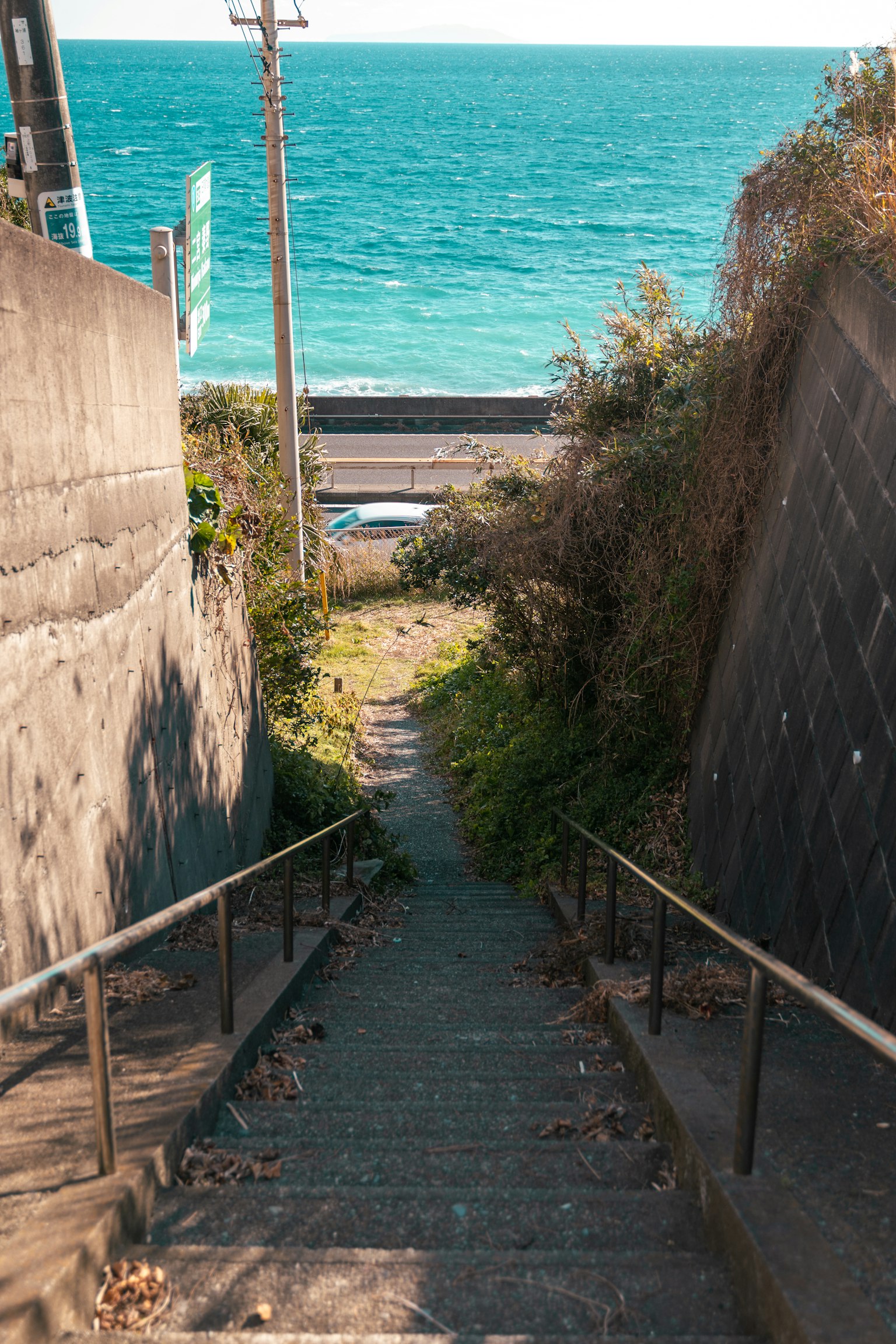 Blick auf Treppen, die zum Meer führen