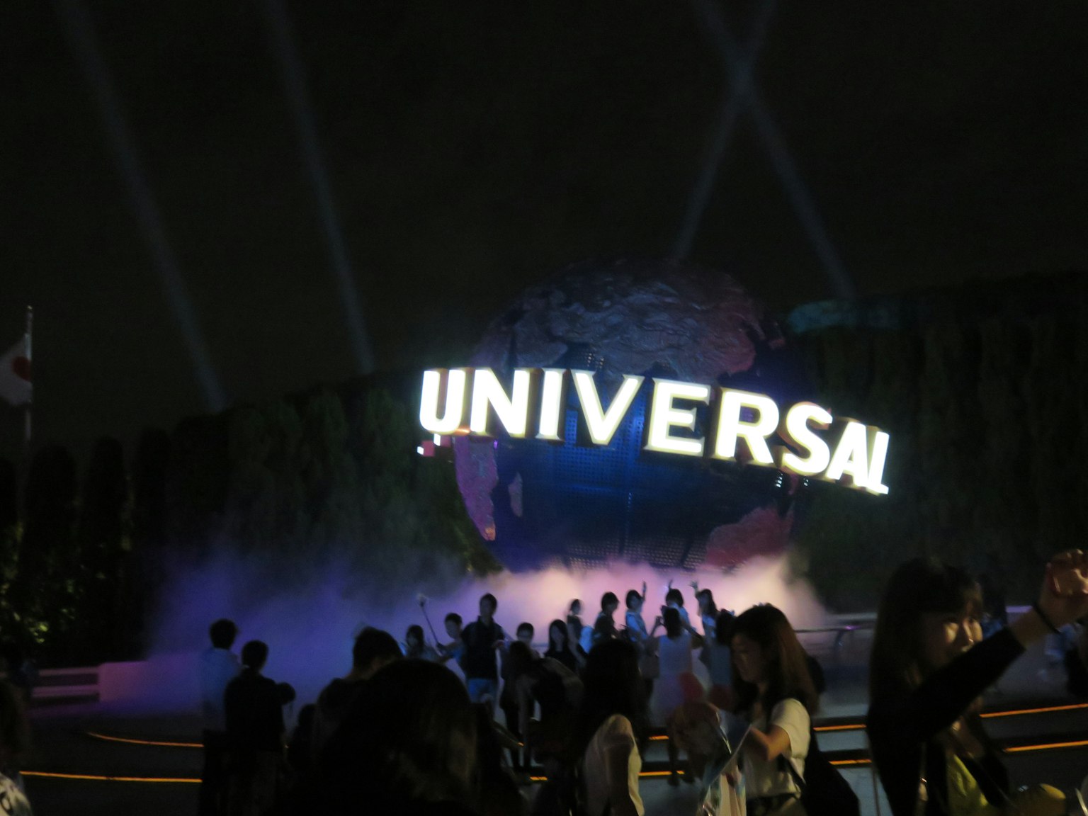 Pemandangan malam dengan tanda Universal dan efek cahaya