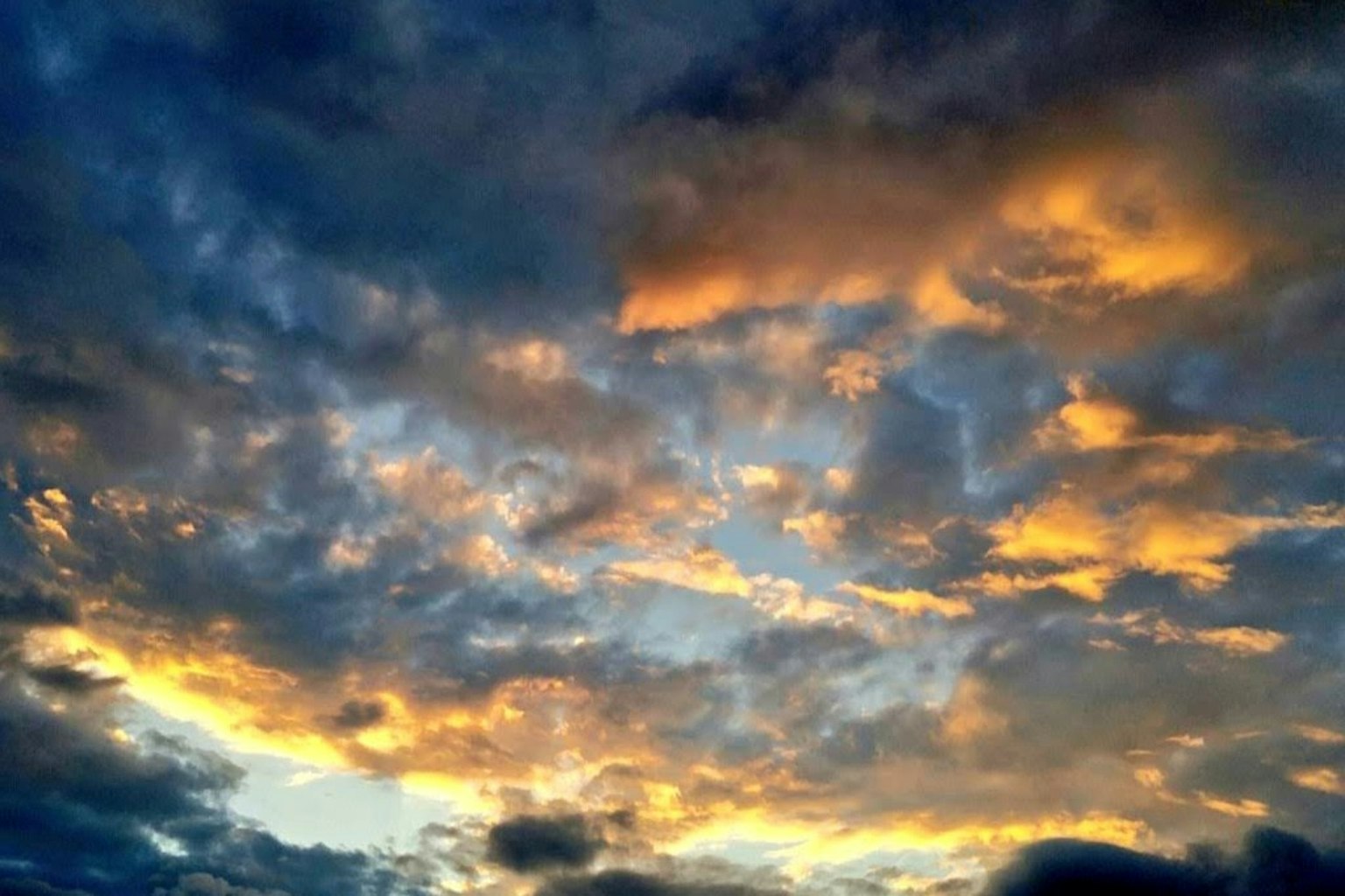 美麗的天空與鮮豔色彩的日落雲