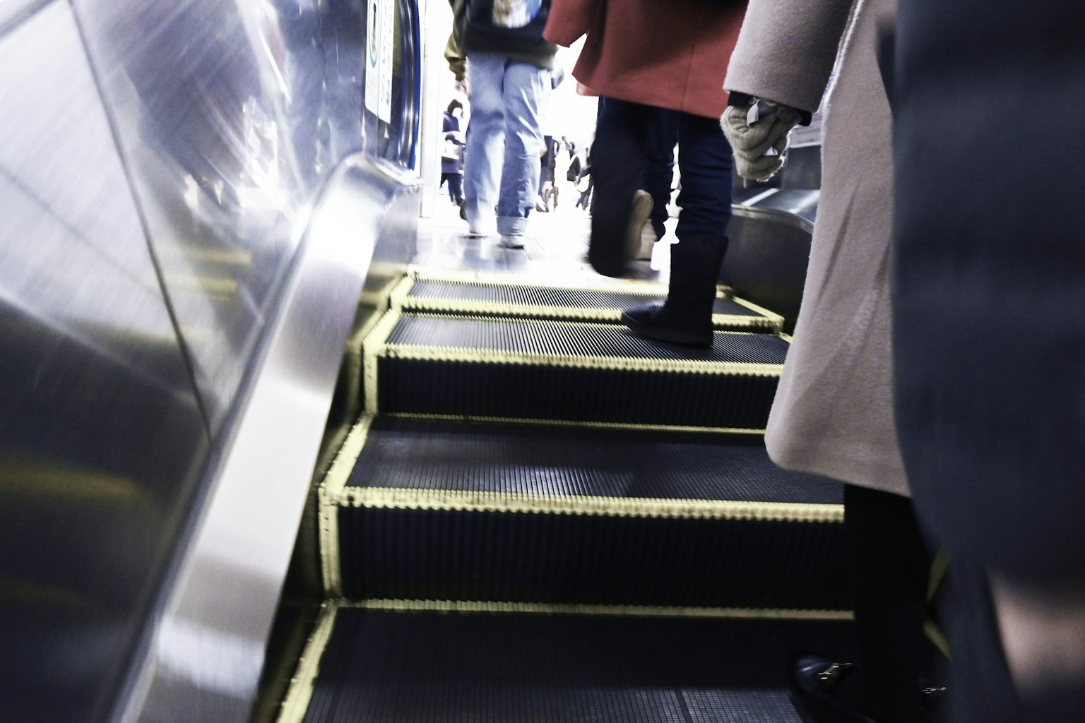 Foto di persone che salgono le scale della metropolitana con bordi gialli prominenti