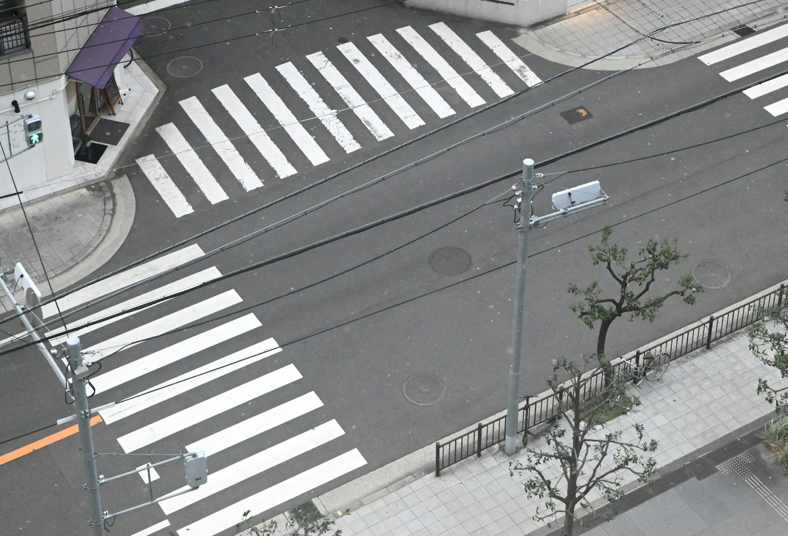 횡단보도의 공중 뷰와 조용한 도로
