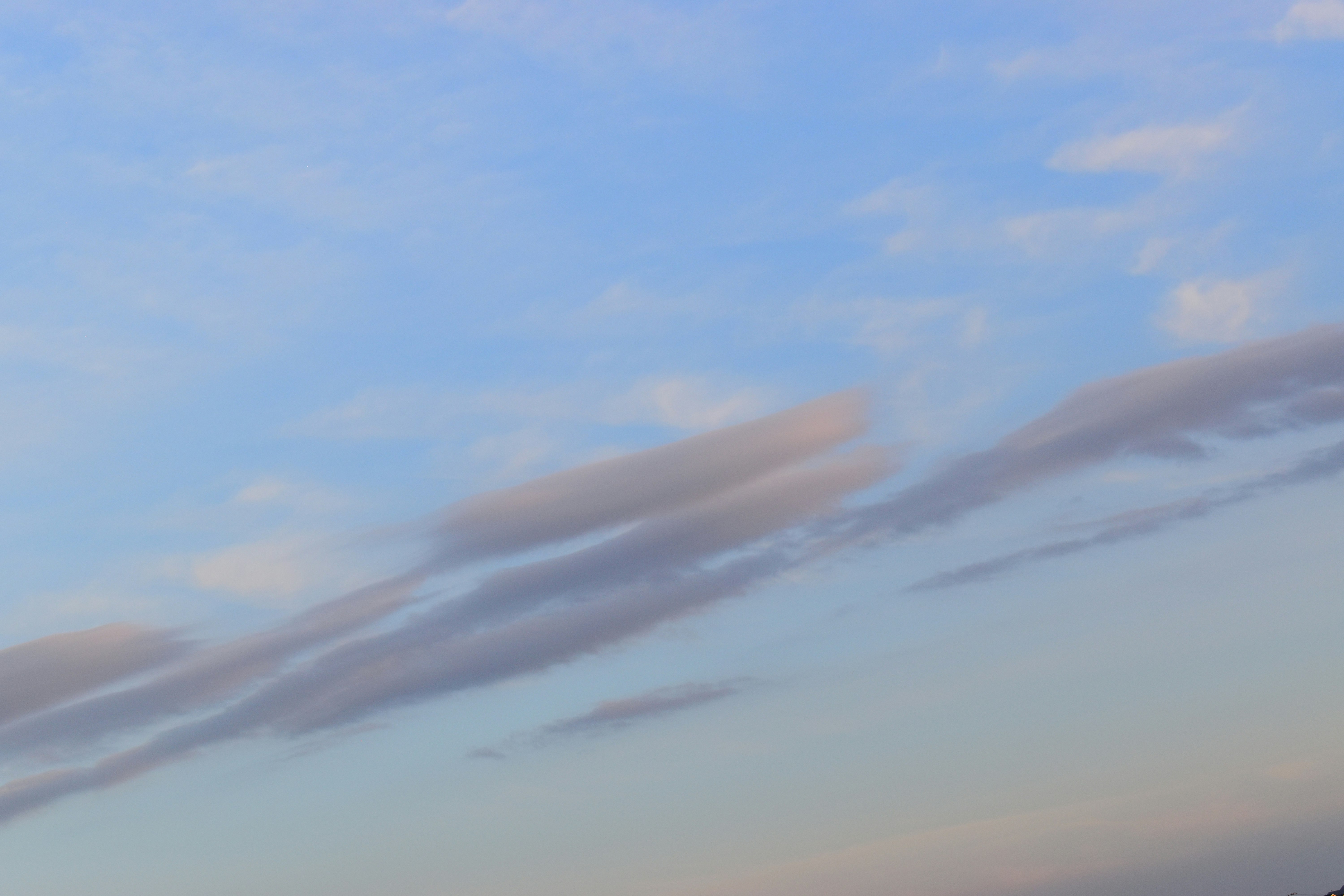淡い空の雲が広がる空景