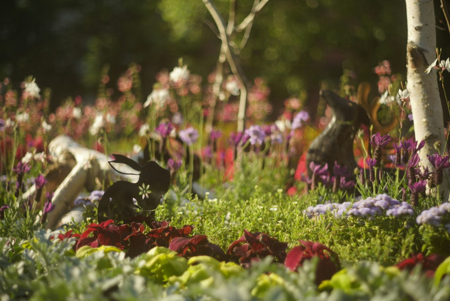 Un jardín vibrante lleno de flores coloridas y objetos decorativos