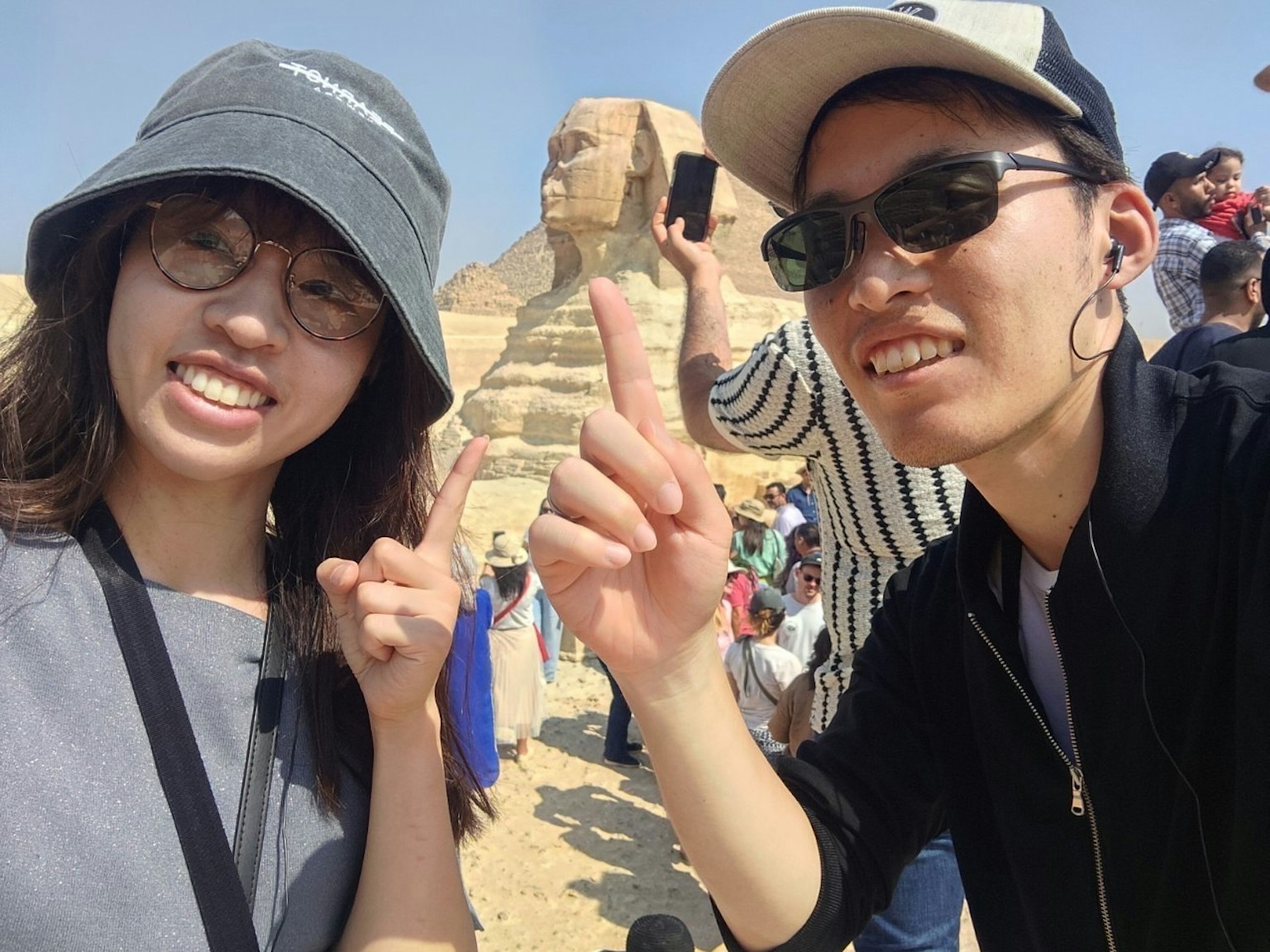 Jeune couple posant devant le Sphinx