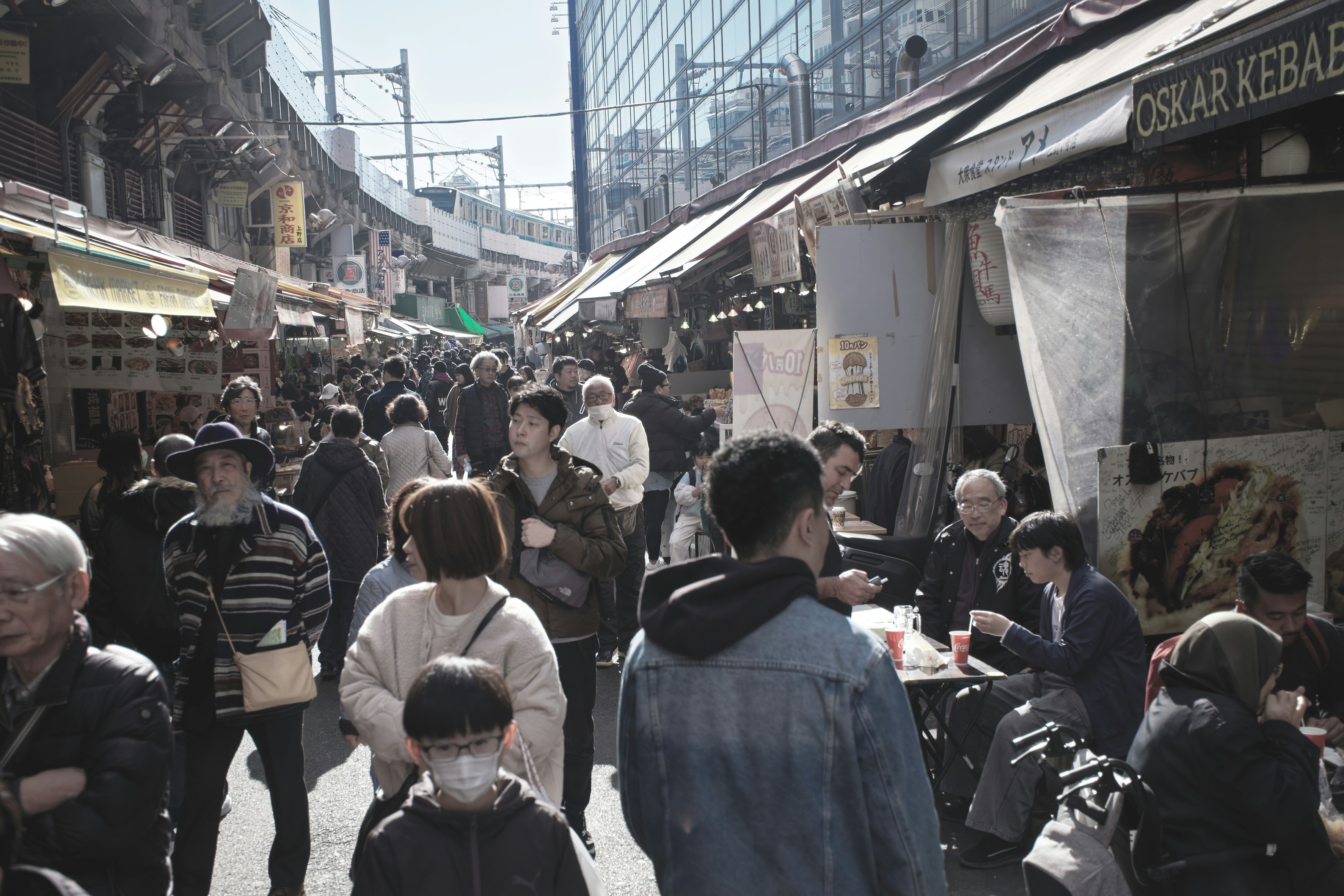 人混みの商店街で屋台のケバブが並ぶ通りの風景