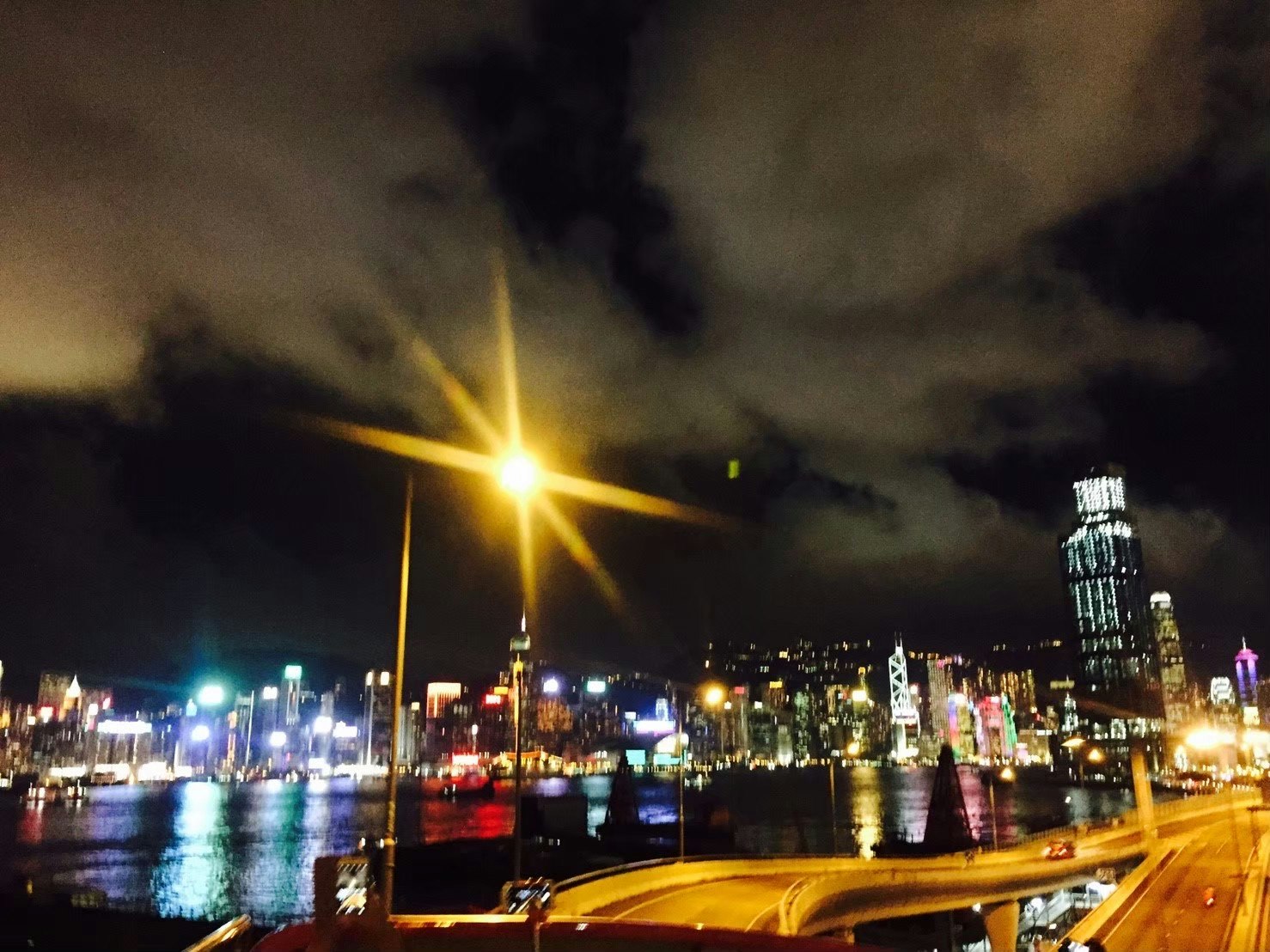 夜晚港口城市燈光與濱水步道