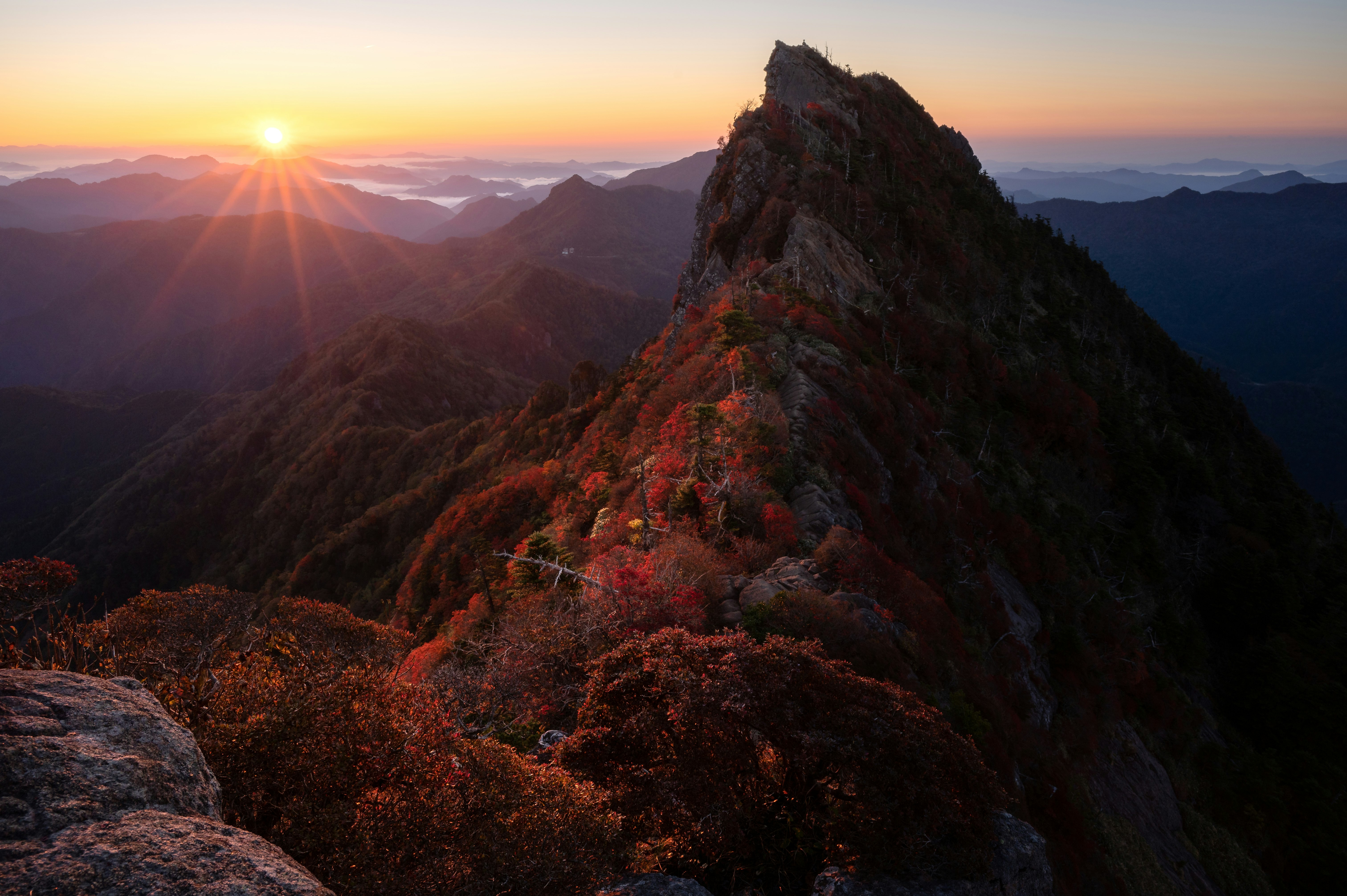 夕日に照らされた山稜と稜線の風景