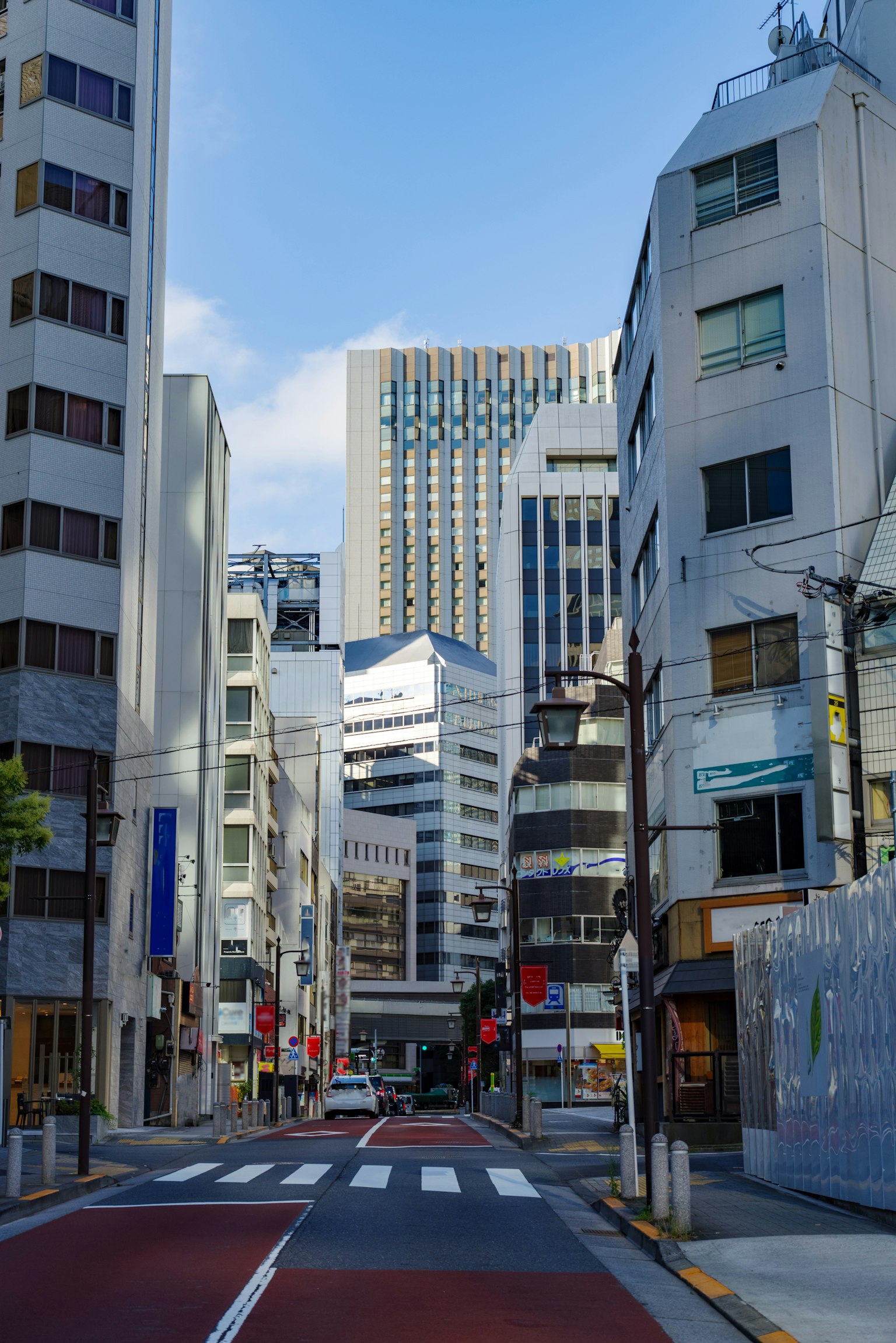 Vista di una strada urbana con edifici moderni e cielo sereno