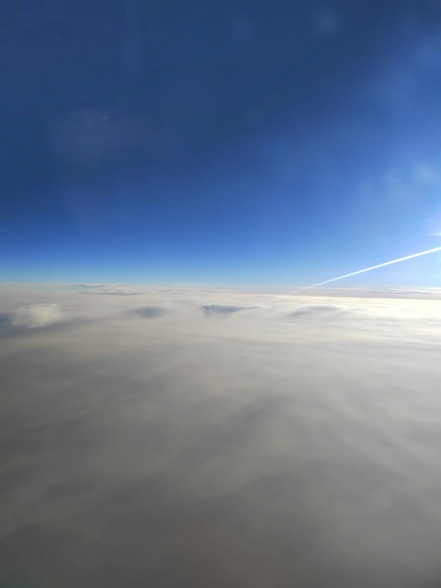 Pemandangan udara yang menunjukkan hamparan langit biru dan awan