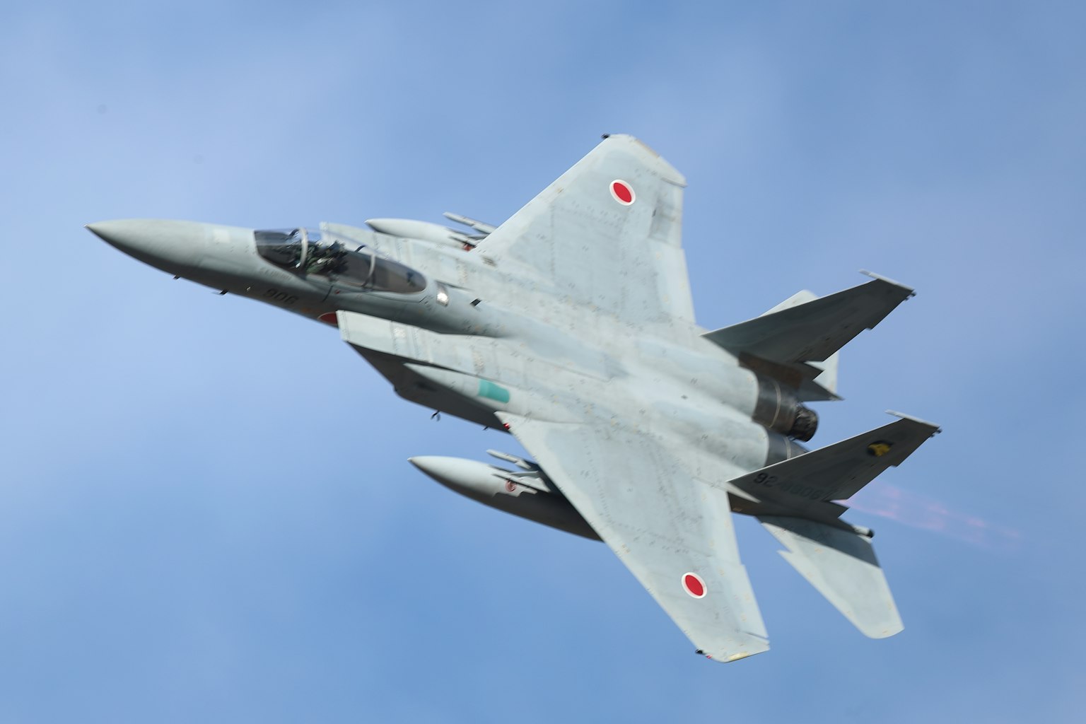 Japanischer F-15 Kampfjet fliegt im blauen Himmel