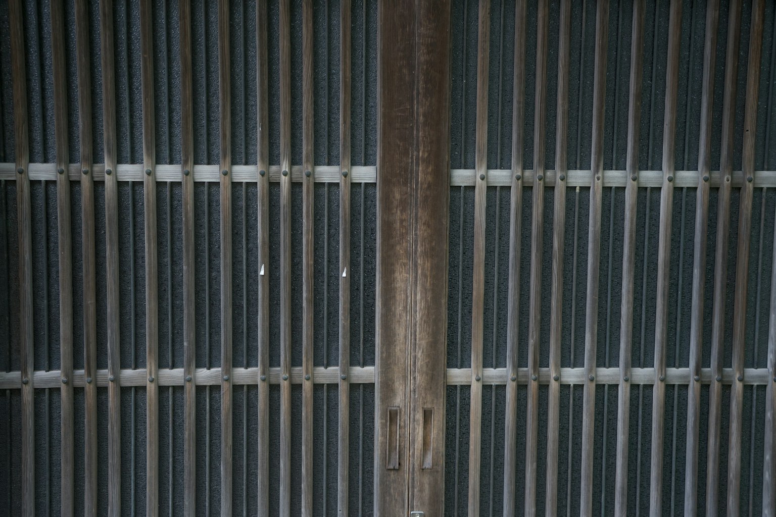 Foto de una puerta de madera enrejada con tonos oscuros y diseño simple