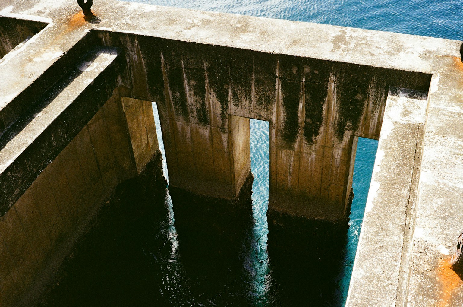 Gros plan d'une structure en béton réfléchie dans l'eau