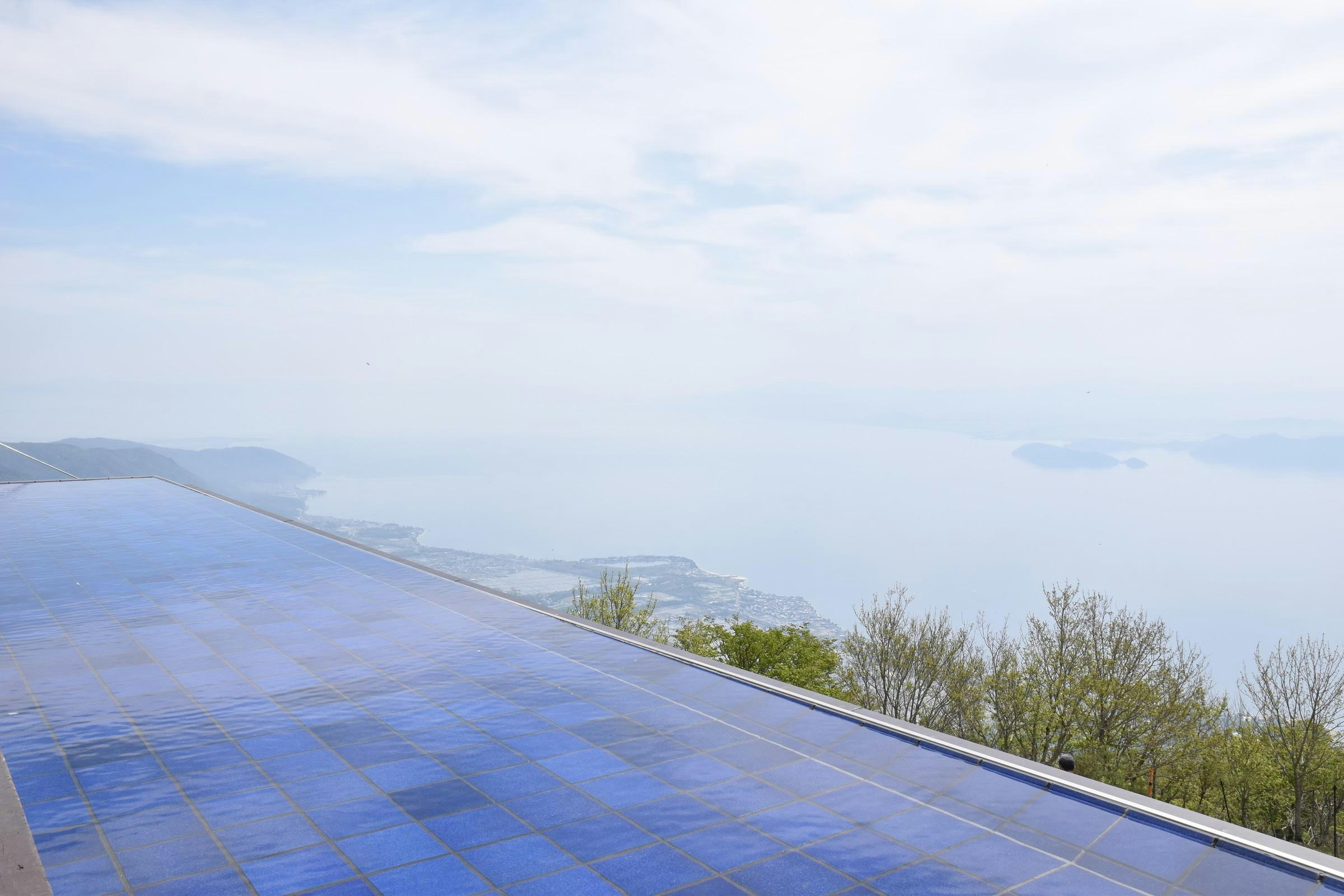 丘陵の風景を望む太陽光パネルの屋外発電設備