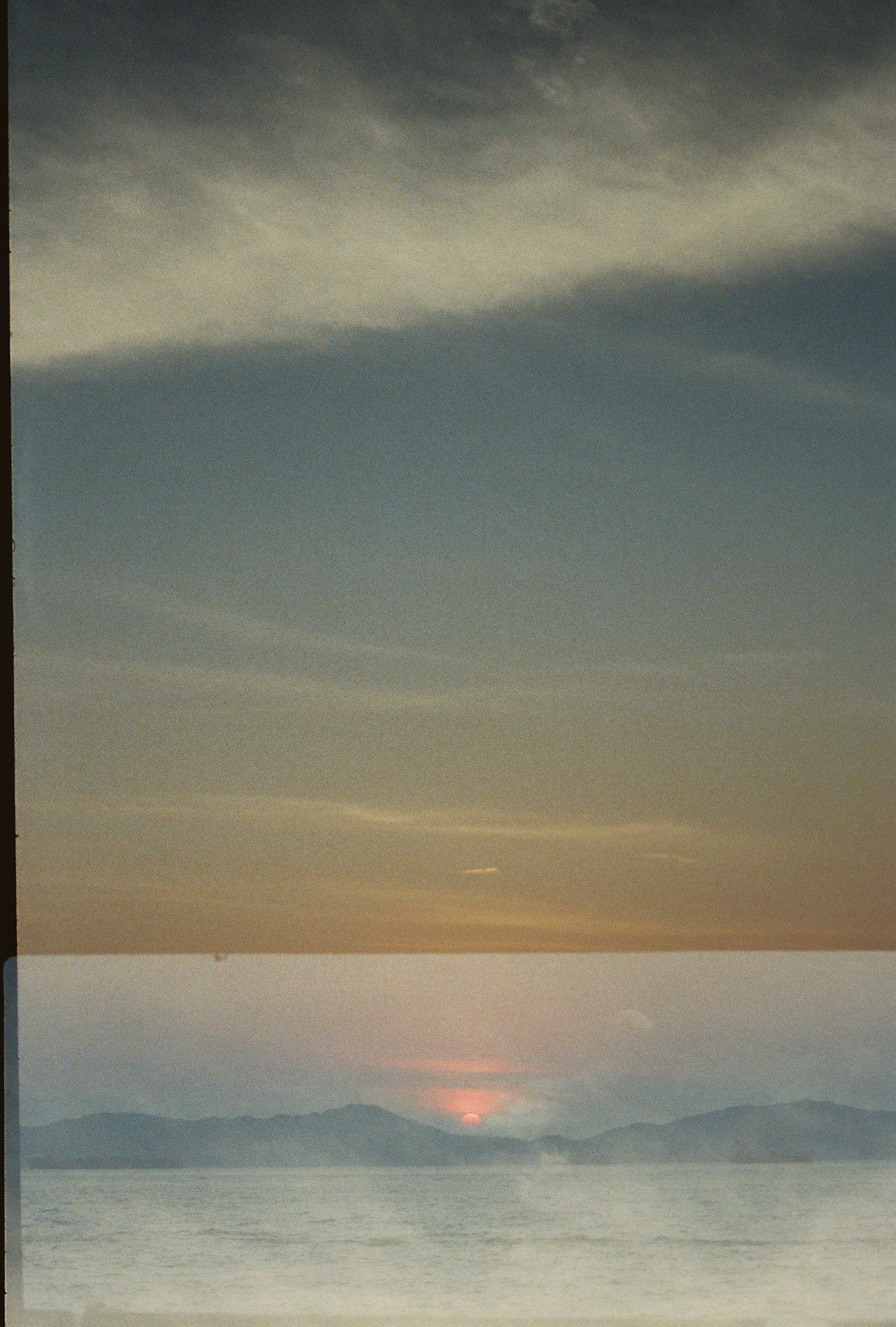 夕暮れの海と水平線に広がる雲の空